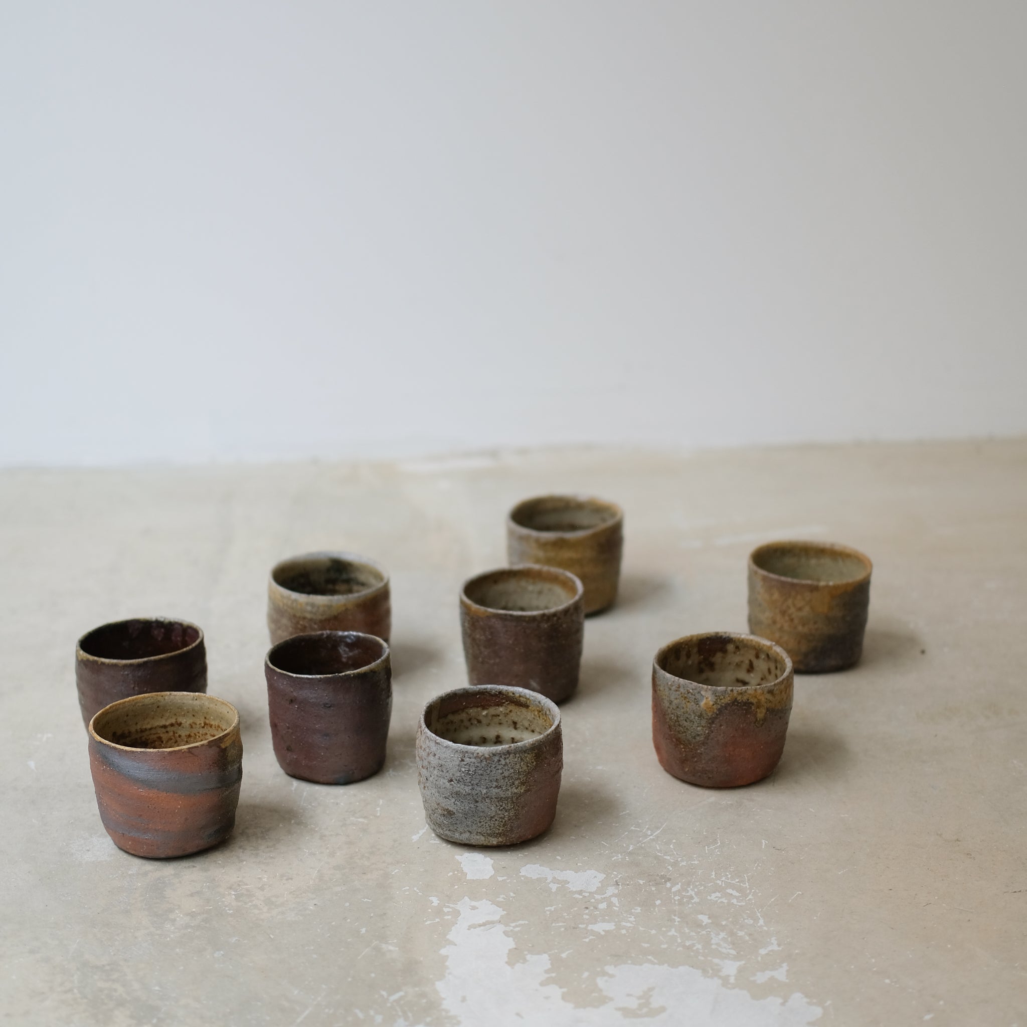 Tasse en grès cuisson bois 140ml - Brun orangé de David Whitehead chez Brutal Ceramics