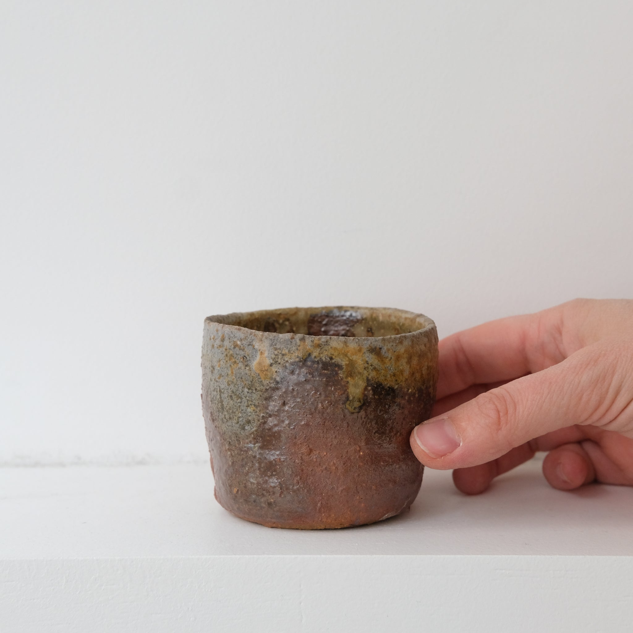 Tasse en grès cuisson bois 140ml - Brun orangé de David Whitehead chez Brutal Ceramics