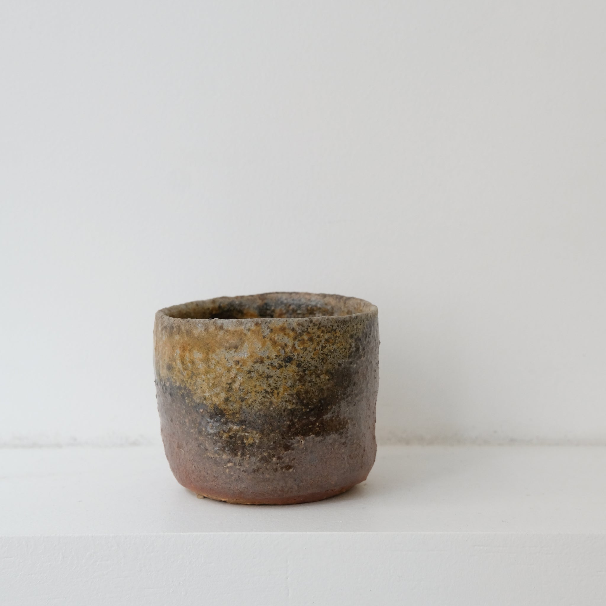 Tasse en grès cuisson bois 140ml - Brun orangé de David Whitehead chez Brutal Ceramics
