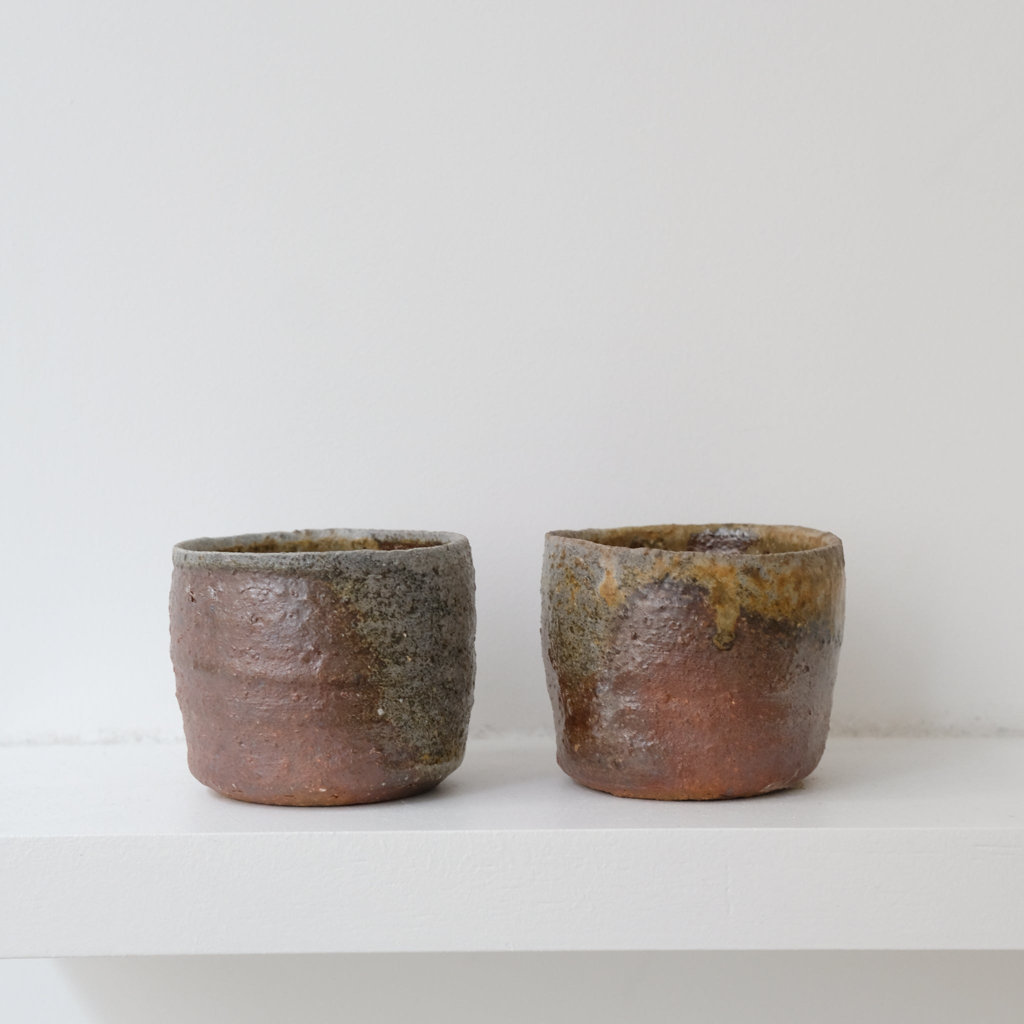 Tasse en grès cuisson bois 140ml - Brun orangé de David Whitehead chez Brutal Ceramics