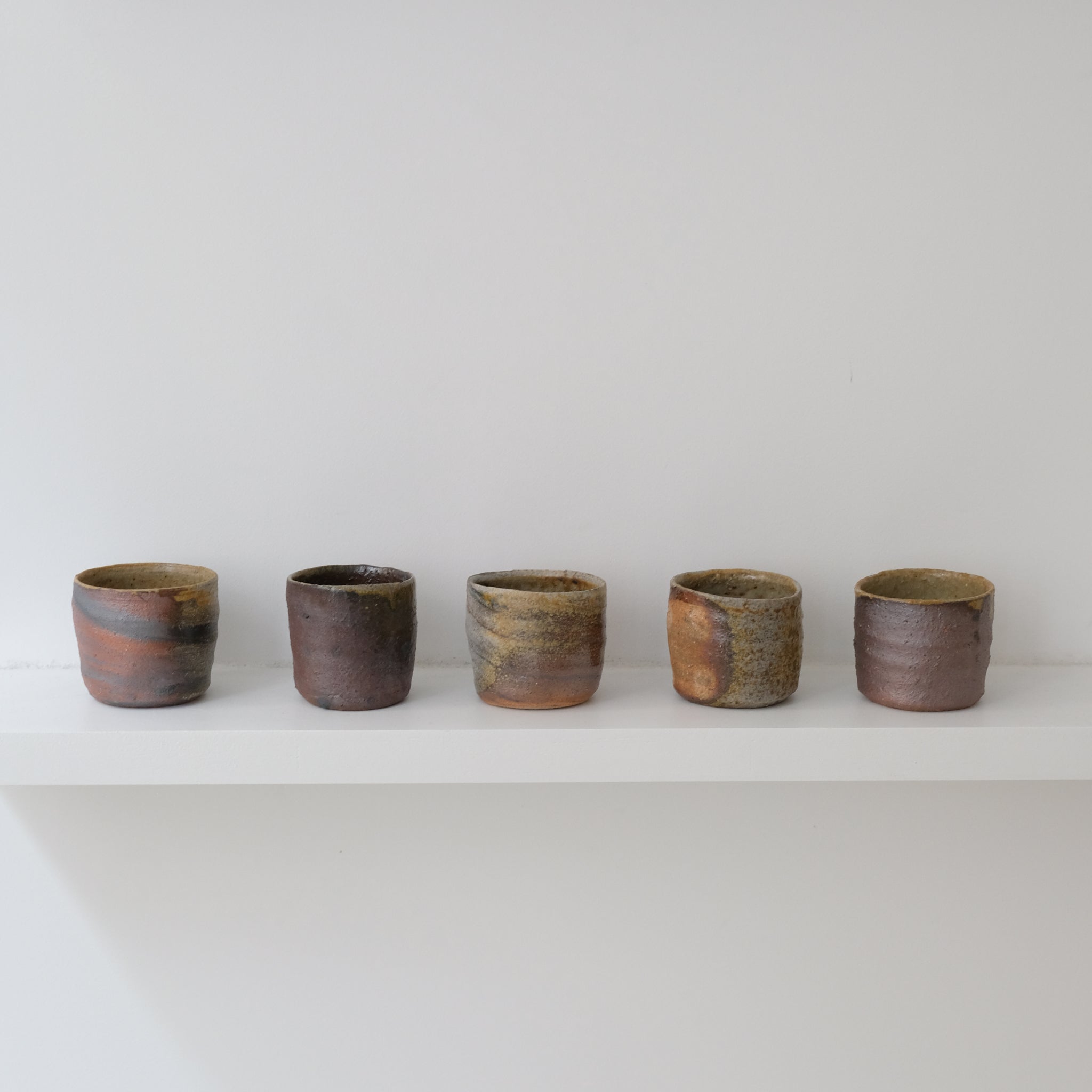 Tasse en grès cuisson bois 140ml - Brun orangé de David Whitehead chez Brutal Ceramics