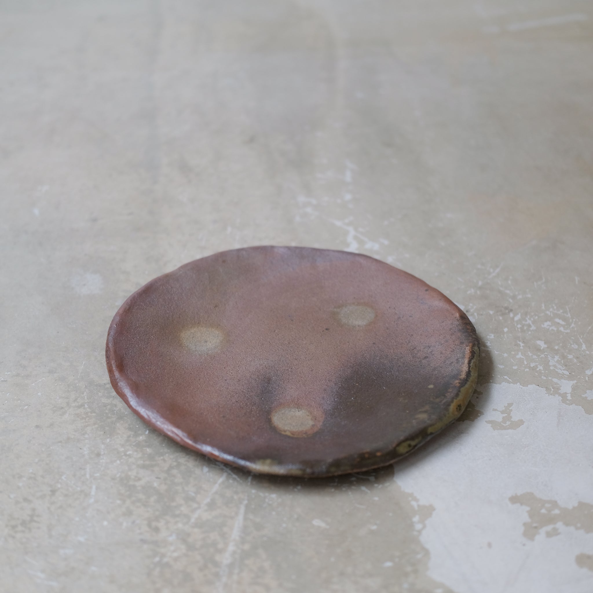 Assiette D24cm en grès cuisson bois 140ml - orangé de David Whitehead chez Brutal Ceramics