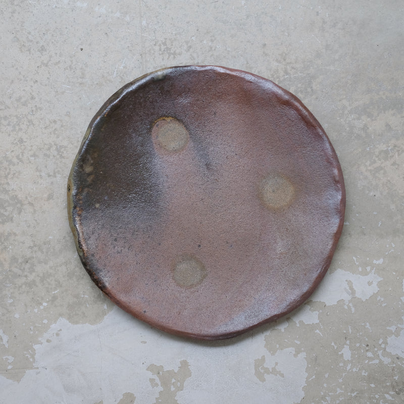 Assiette D24cm en grès cuisson bois 140ml - orangé de David Whitehead chez Brutal Ceramics