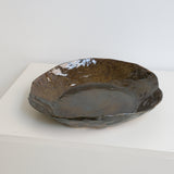Plat en grès D 34cm - marron noir d'Estudio Vernis chez Brutal Ceramics