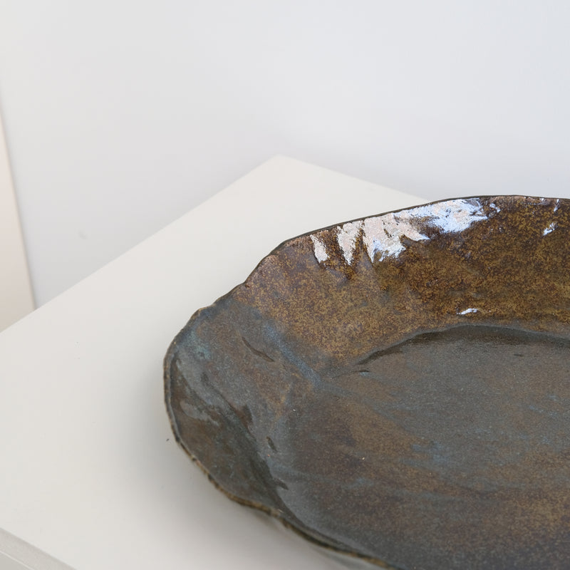 Plat en grès D 34cm - marron noir d'Estudio Vernis chez Brutal Ceramics