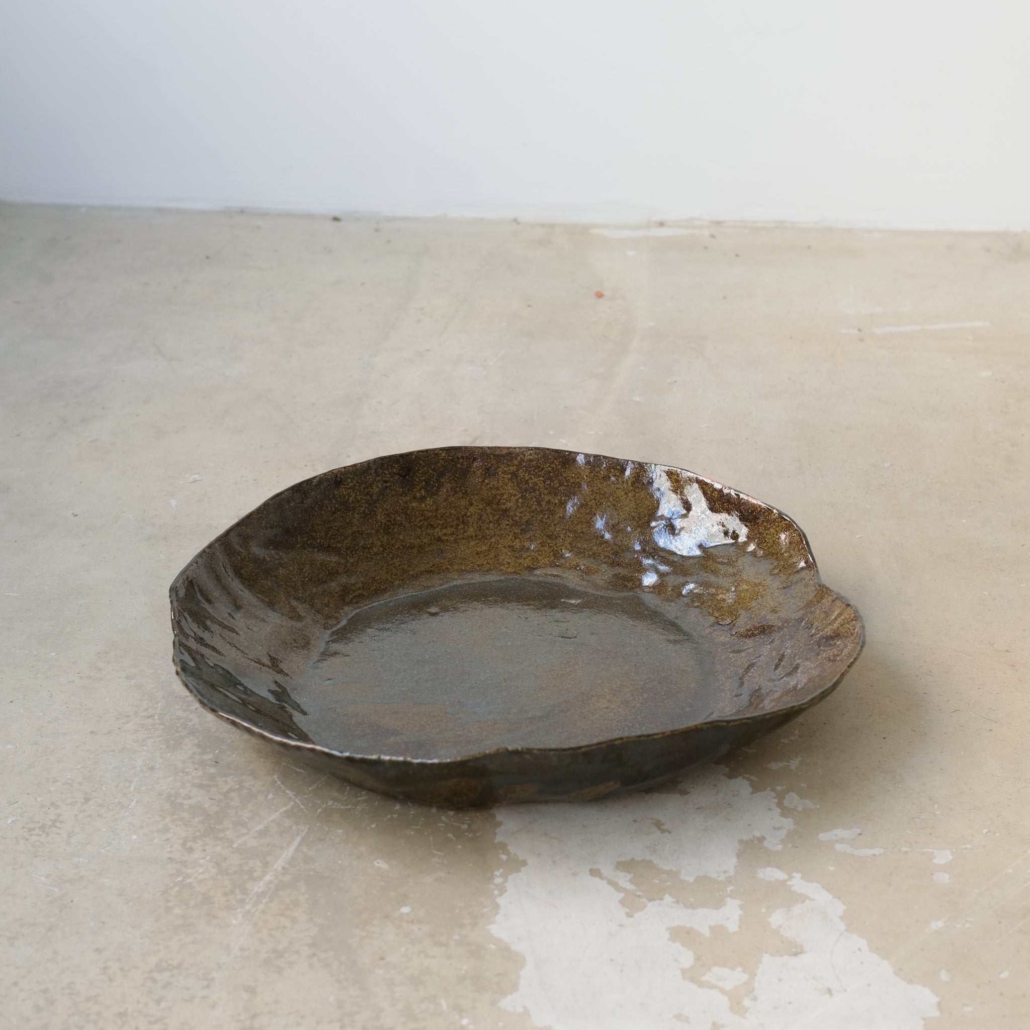 Plat en grès D 34cm - marron noir d'Estudio Vernis chez Brutal Ceramics