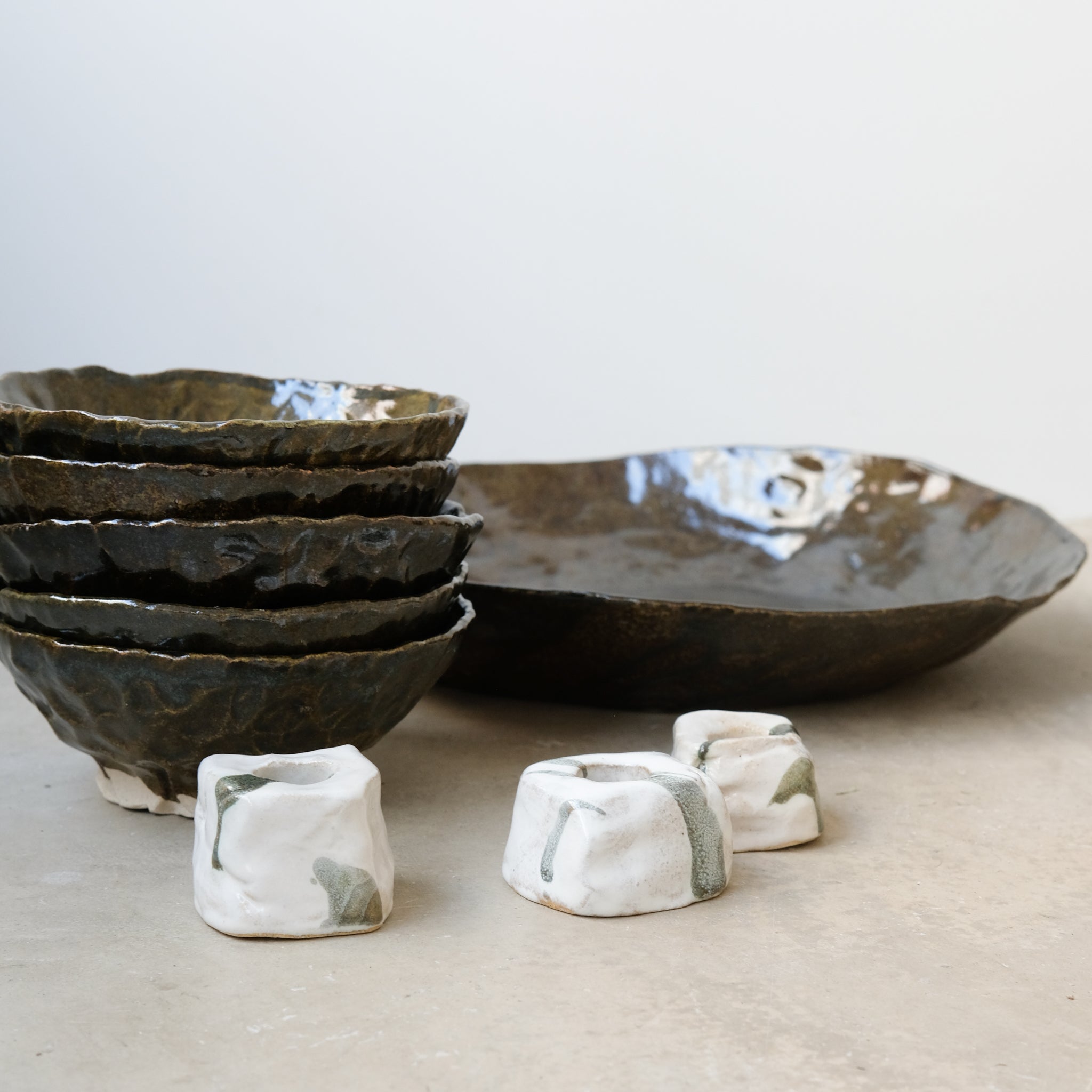 Set de 3 bougeoirs  -blanc et vert d'Estudio Vernis chez Brutal Ceramics