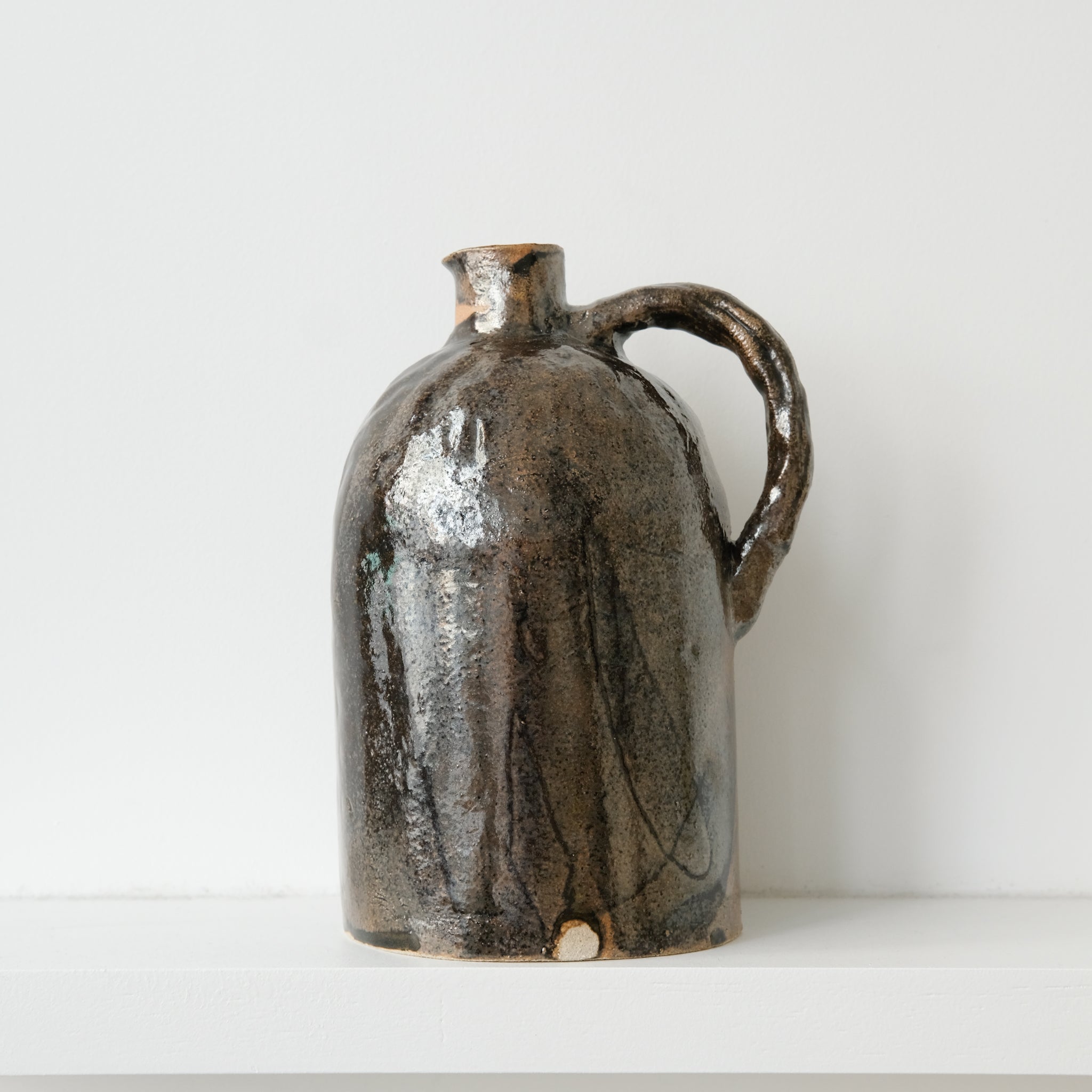 Pichet en grès 1,3L - Marron noir  d'Estudio Vernis chez Brutal Ceramics