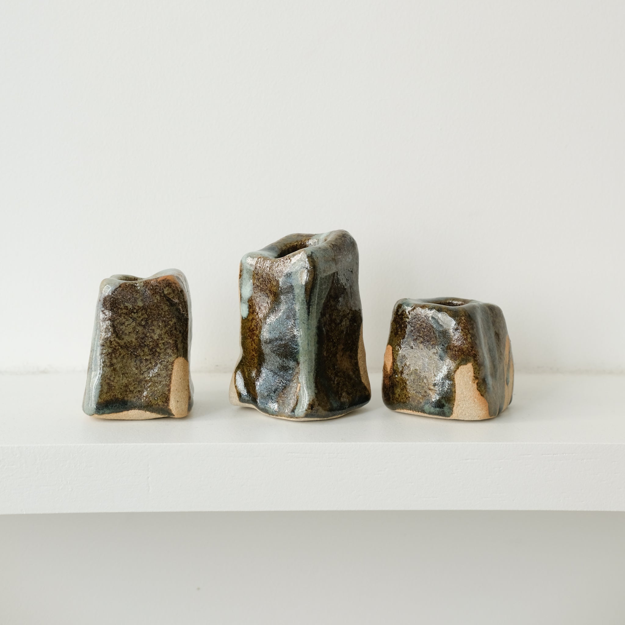 Set de 3 bougeoirs  -marron et bleu d'Estudio Vernis chez Brutal Ceramics