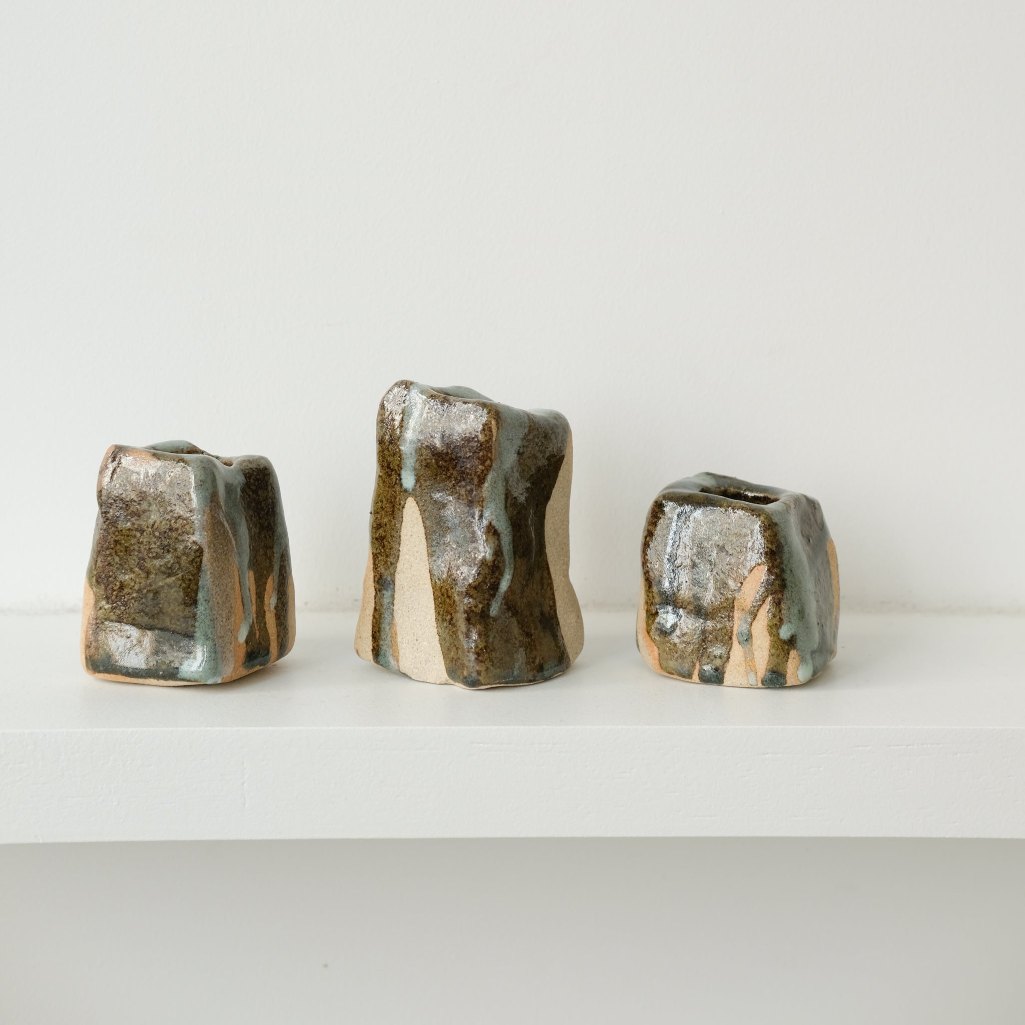 Set de 3 bougeoirs  -marron et bleu d'Estudio Vernis chez Brutal Ceramics