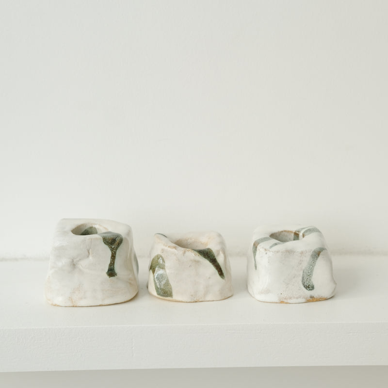 Set de 3 bougeoirs  -blanc et vert d'Estudio Vernis chez Brutal Ceramics
