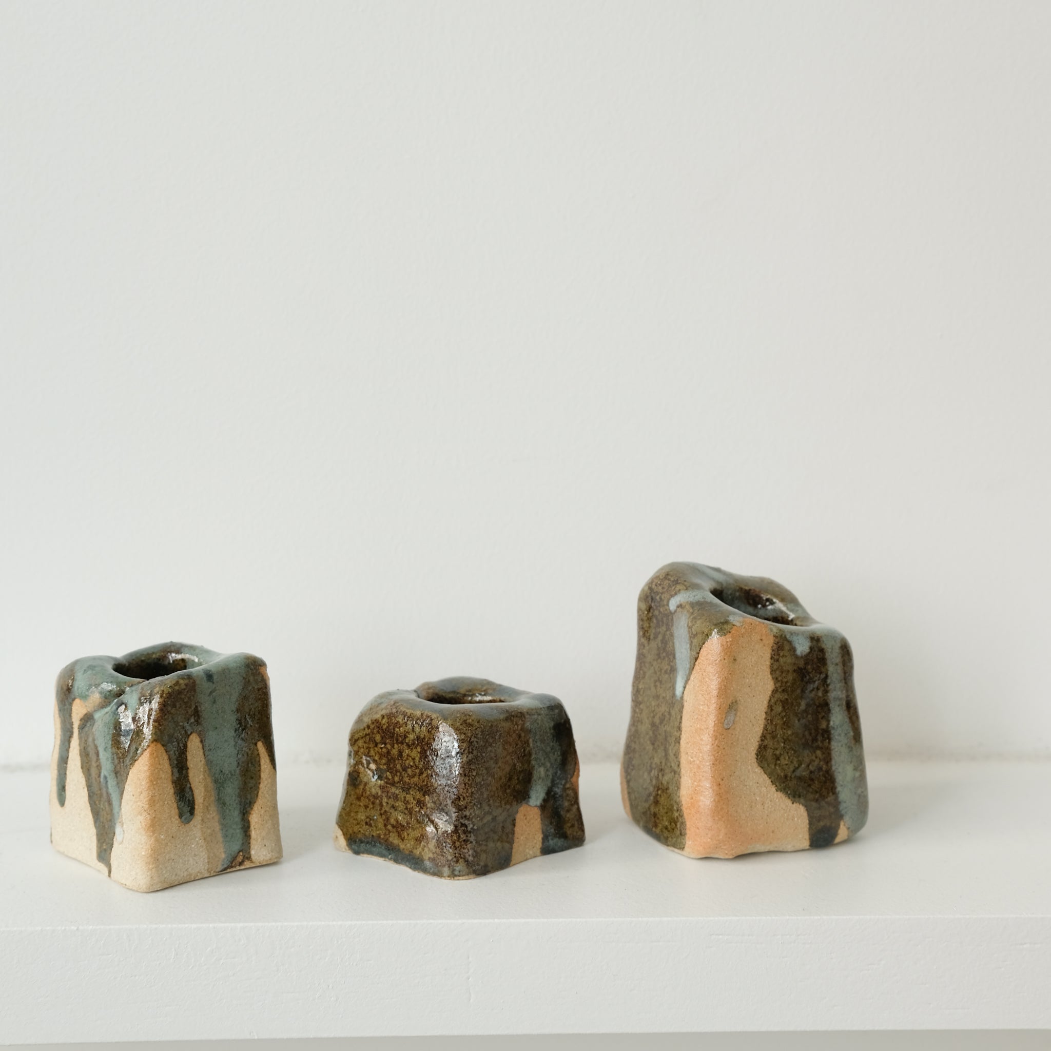 Set de 3 bougeoirs  -marron et bleu d'Estudio Vernis chez Brutal Ceramics
