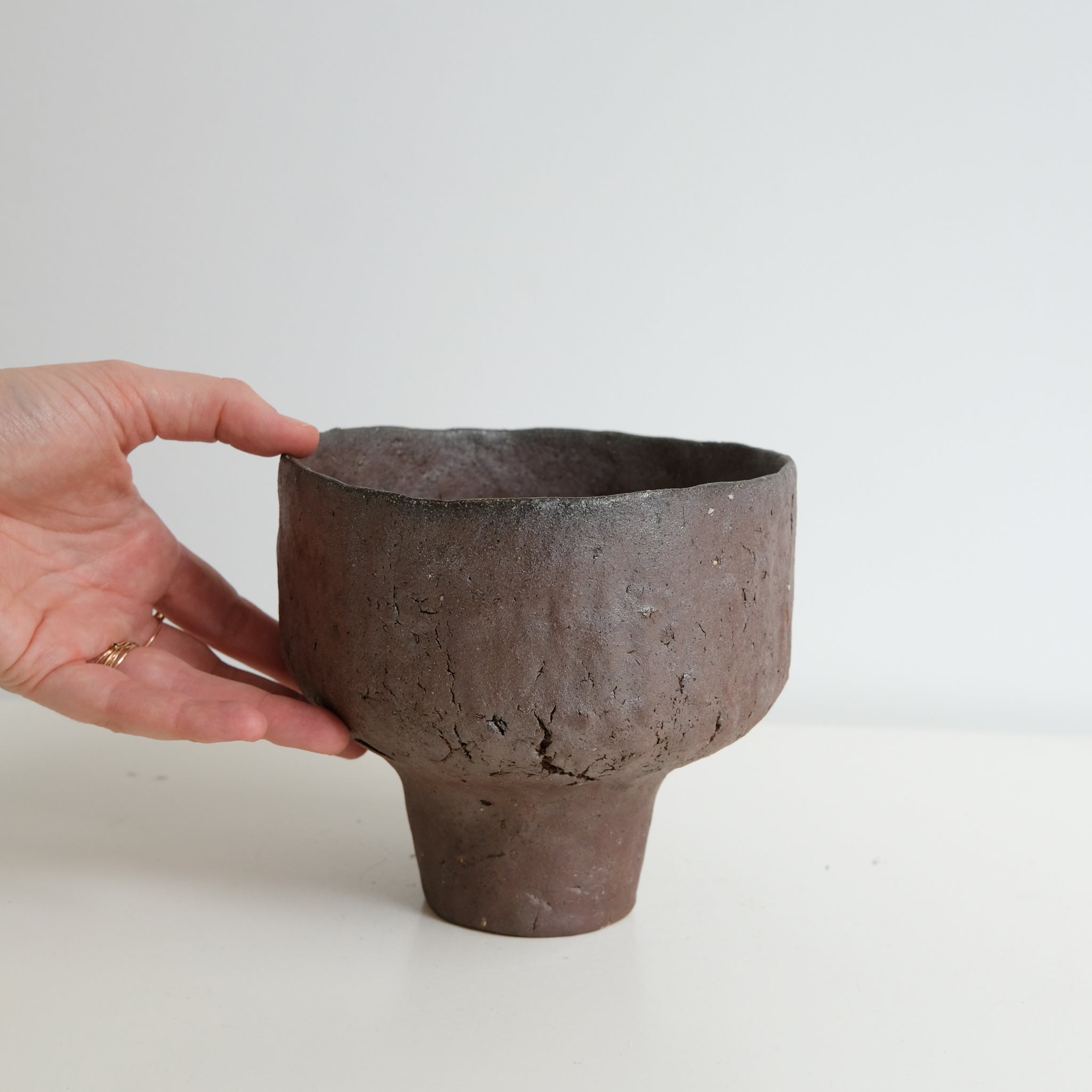 Coupe en terre glanée cuisson bois 01- H13cm  - brique de Judith Lasry chez Brutal Ceramics