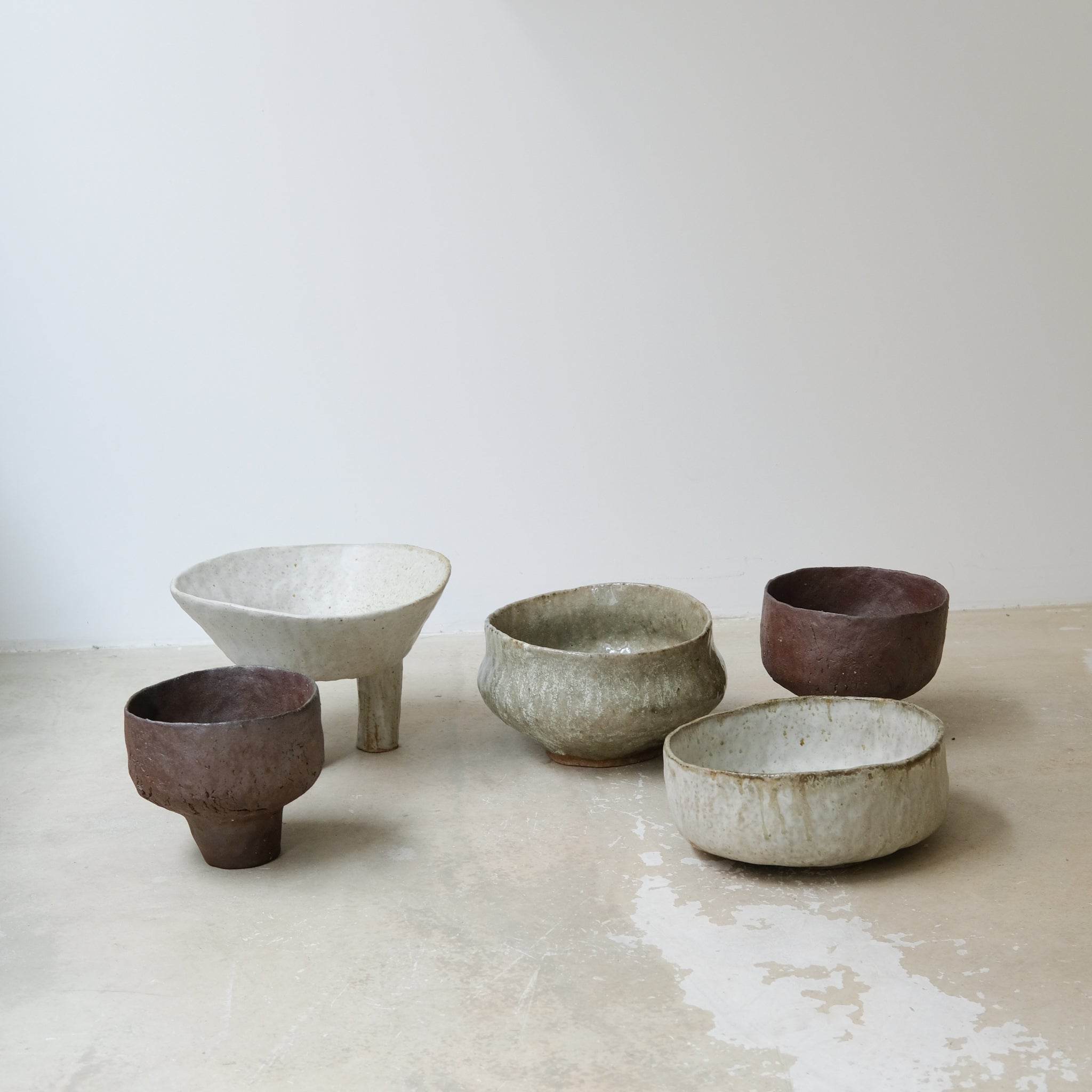 Coupe en grès cuisson bois D21cm  - vert clair brillant de Judith Lasry chez Brutal Ceramics