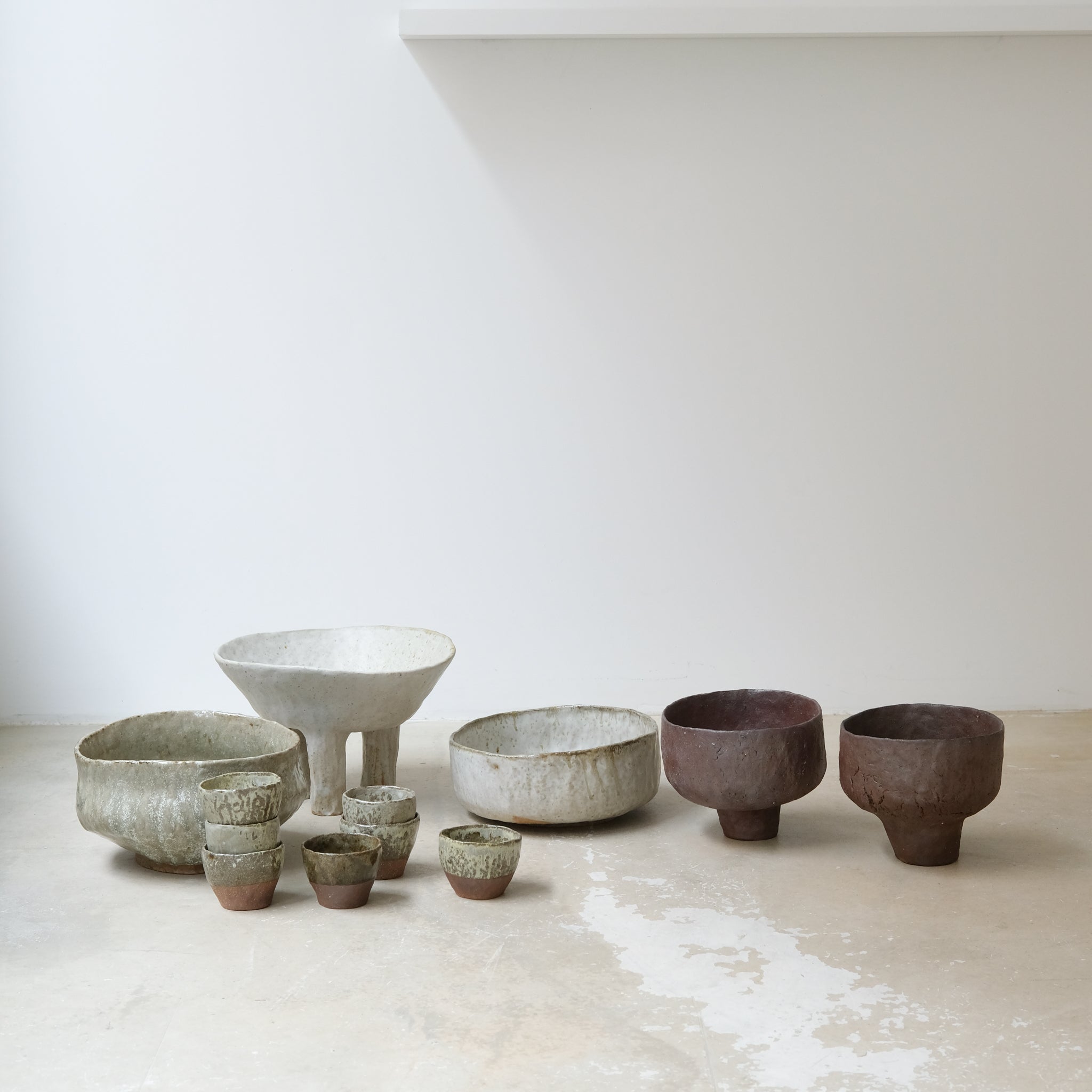 Coupe en grès cuisson bois D22cm  - blanc gris de Judith Lasry chez Brutal Ceramics