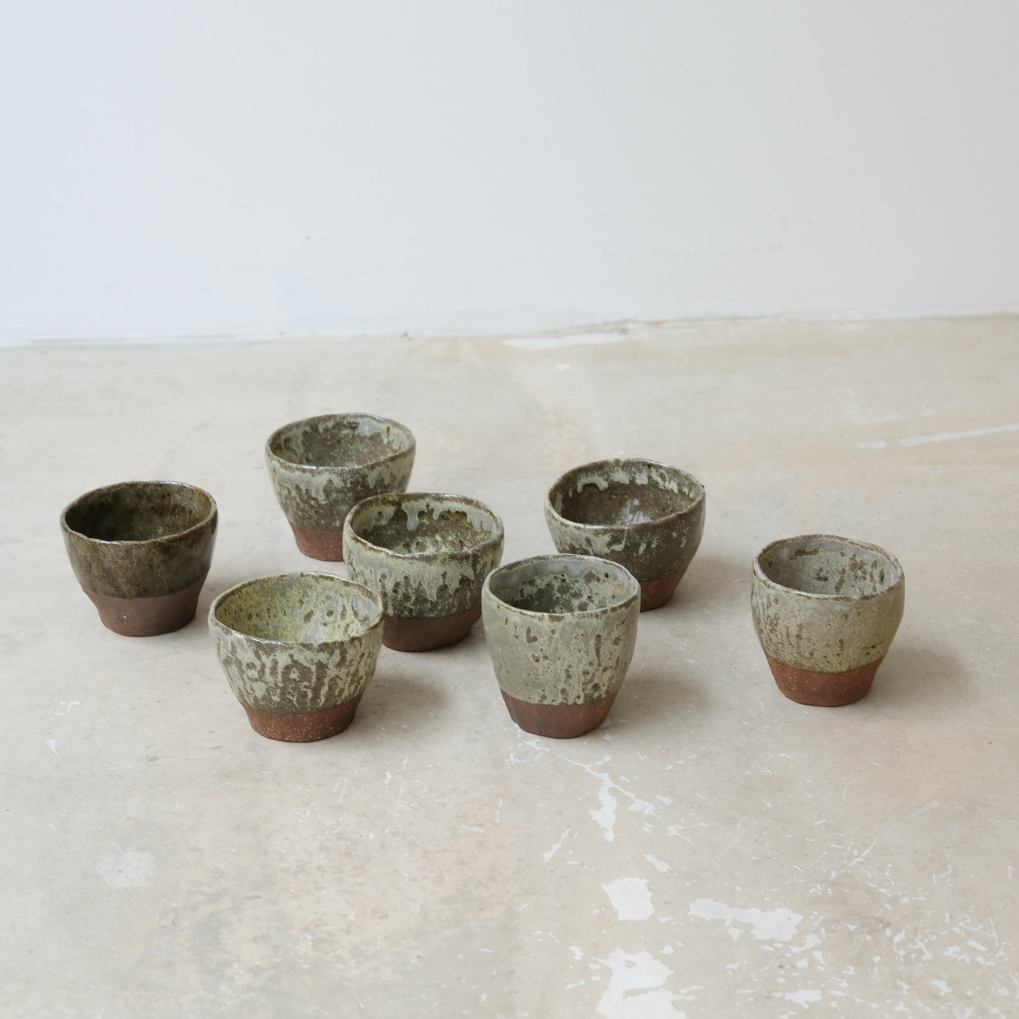 Tasse en terre glanée cuisson bois 100ml  - Vert de Judith Lasry chez Brutal Ceramics