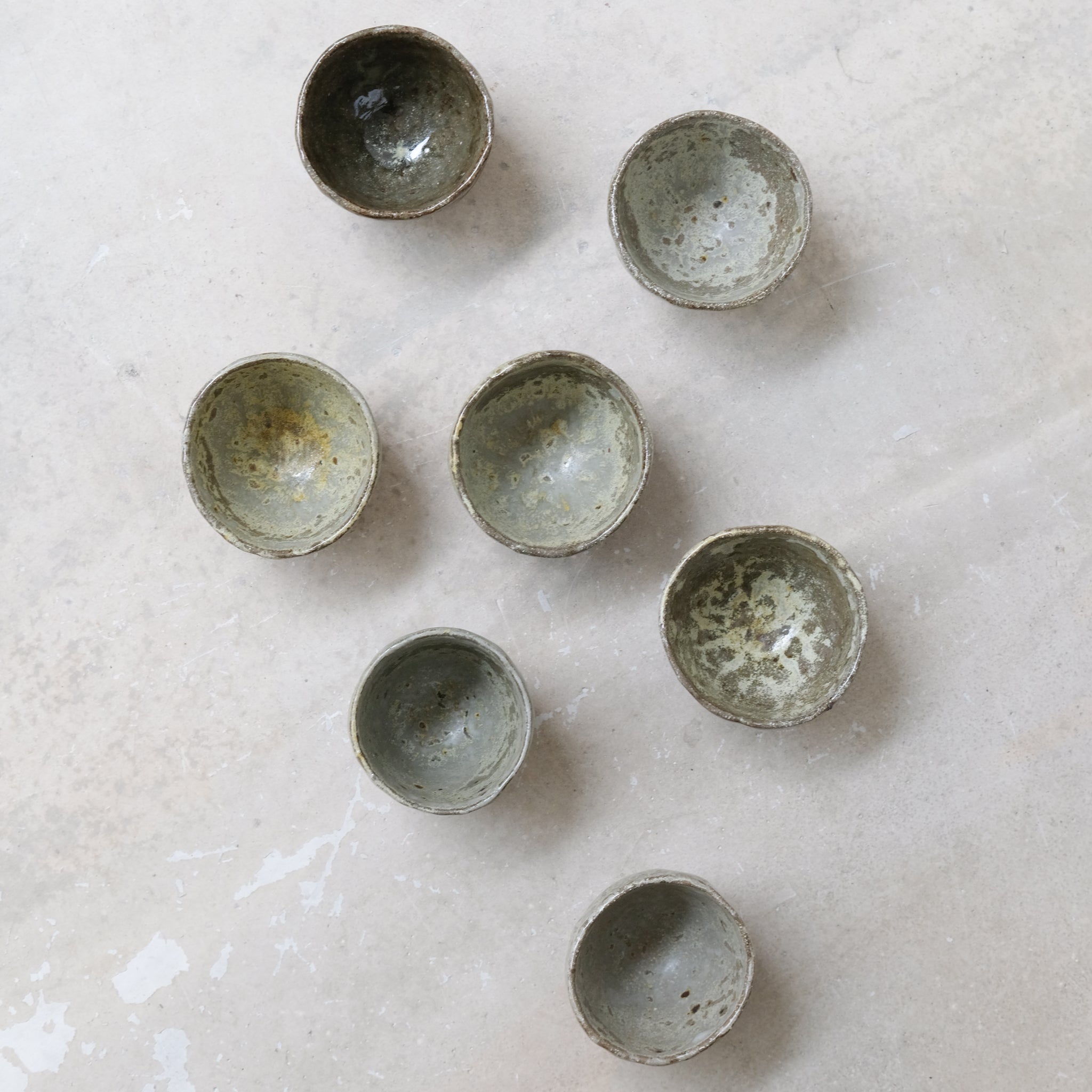 Tasse en terre glanée cuisson bois 100ml  - Vert de Judith Lasry chez Brutal Ceramics