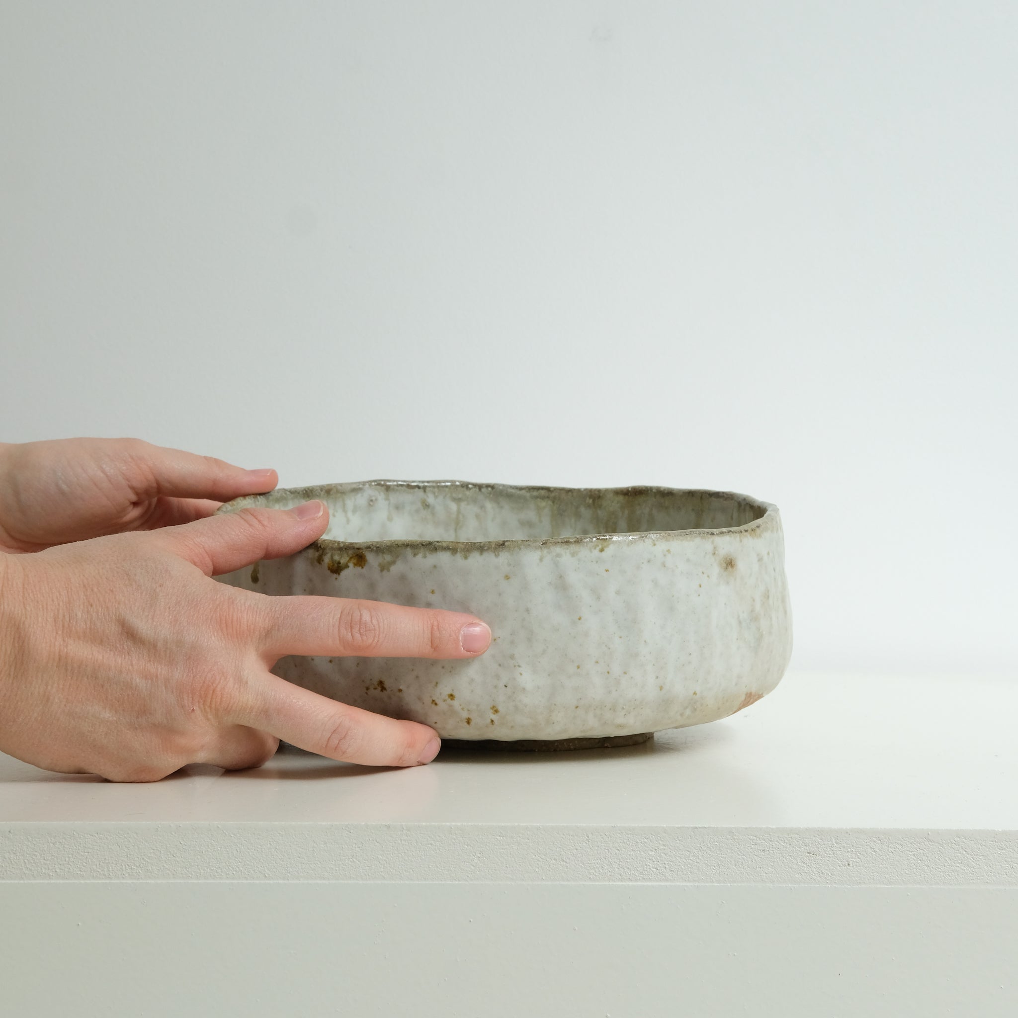 Coupe en grès cuisson bois D22cm  - blanc gris de Judith Lasry chez Brutal Ceramics