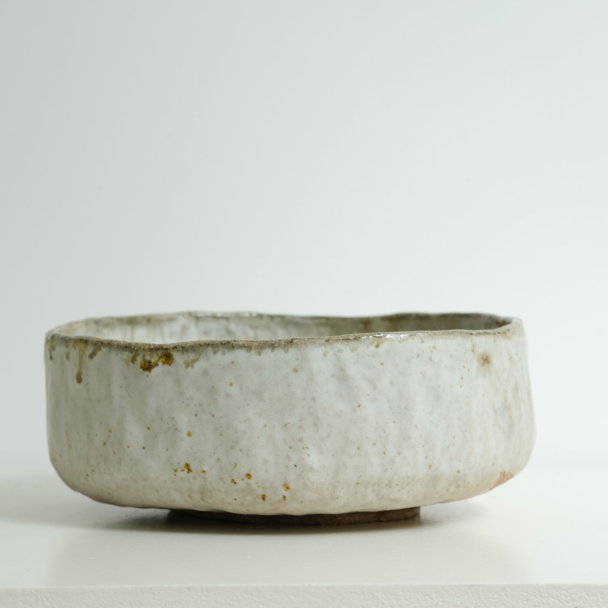 Coupe en grès cuisson bois D22cm  - blanc gris de Judith Lasry chez Brutal Ceramics