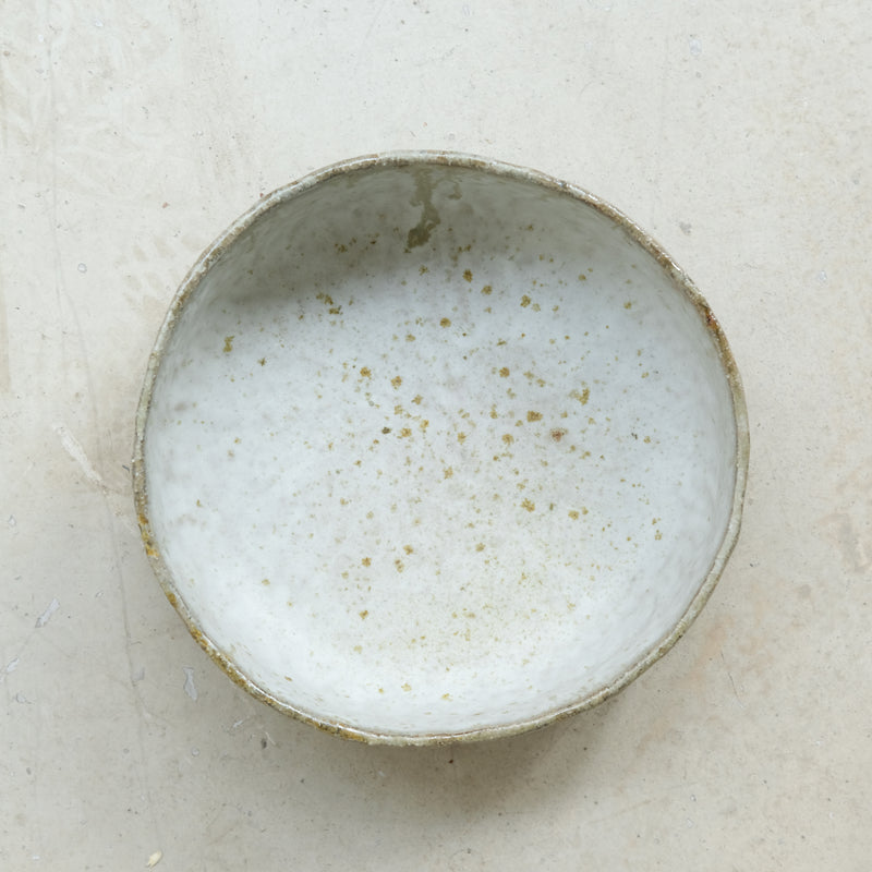 Coupe en grès cuisson bois D22cm  - blanc gris de Judith Lasry chez Brutal Ceramics