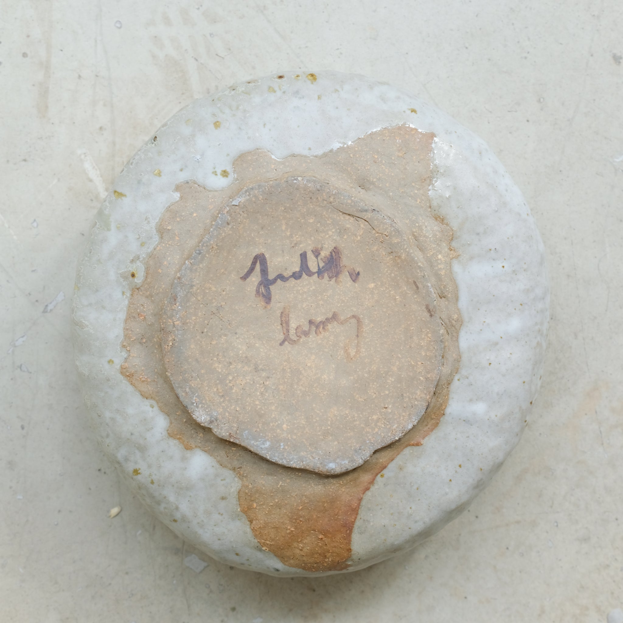 Coupe en grès cuisson bois D22cm  - blanc gris de Judith Lasry chez Brutal Ceramics