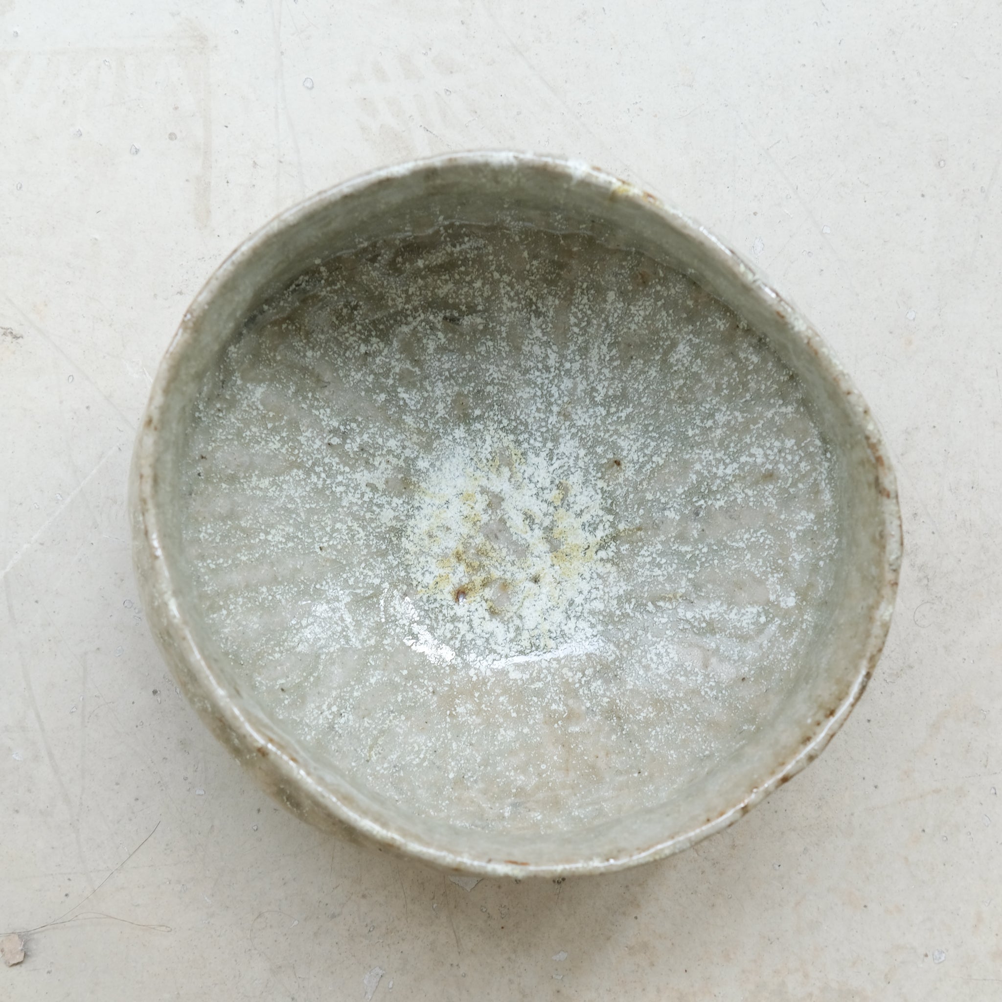 Coupe en grès cuisson bois D21cm  - vert clair brillant de Judith Lasry chez Brutal Ceramics