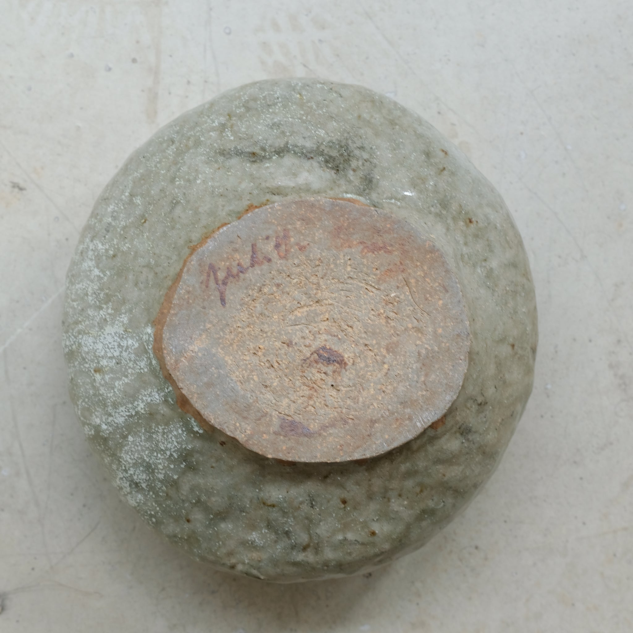 Coupe en grès cuisson bois D21cm  - vert clair brillant de Judith Lasry chez Brutal Ceramics