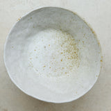 Coupe sur pied en grès cuisson bois D26cm  - blanc gris de Judith Lasry chez Brutal Ceramics