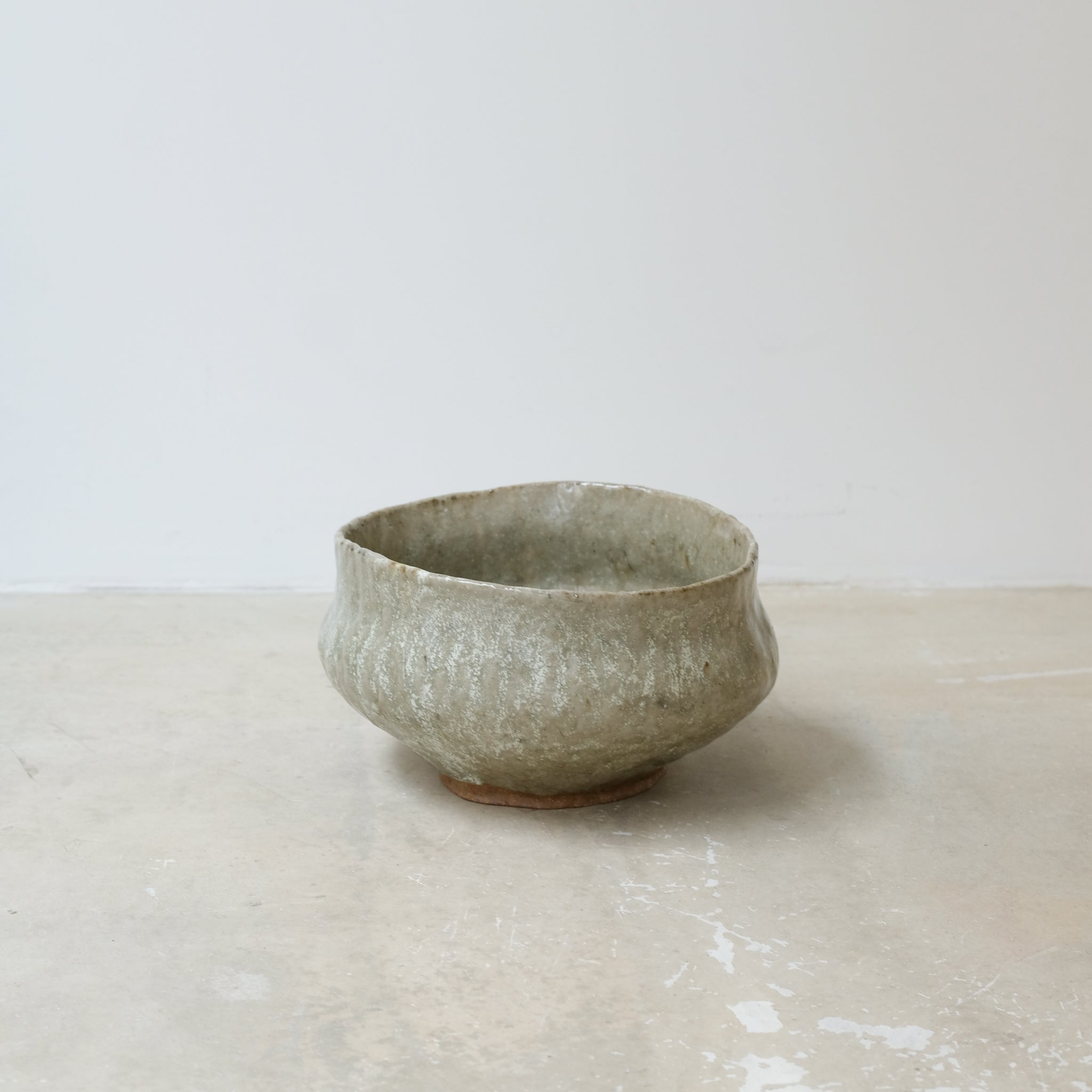 Coupe en grès cuisson bois D21cm  - vert clair brillant de Judith Lasry chez Brutal Ceramics