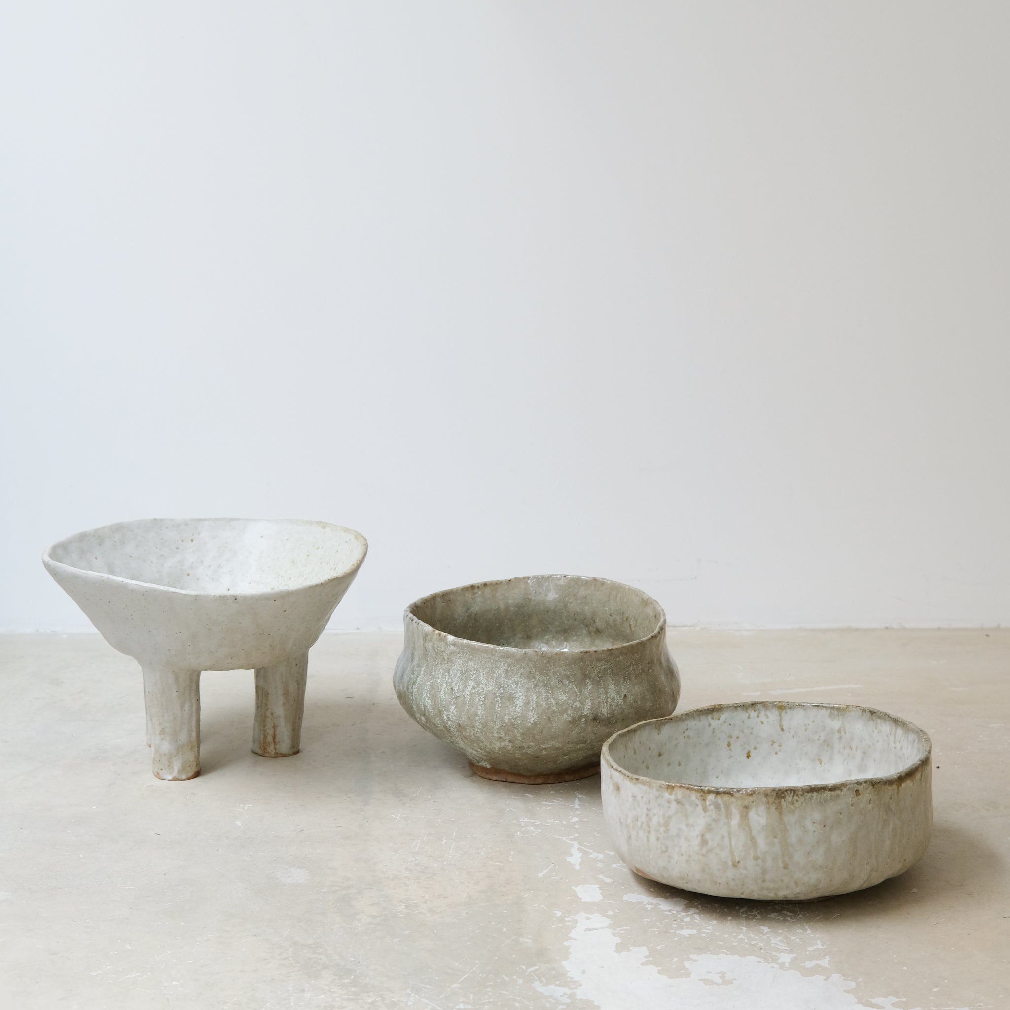 Coupe en grès cuisson bois D21cm  - vert clair brillant de Judith Lasry chez Brutal Ceramics