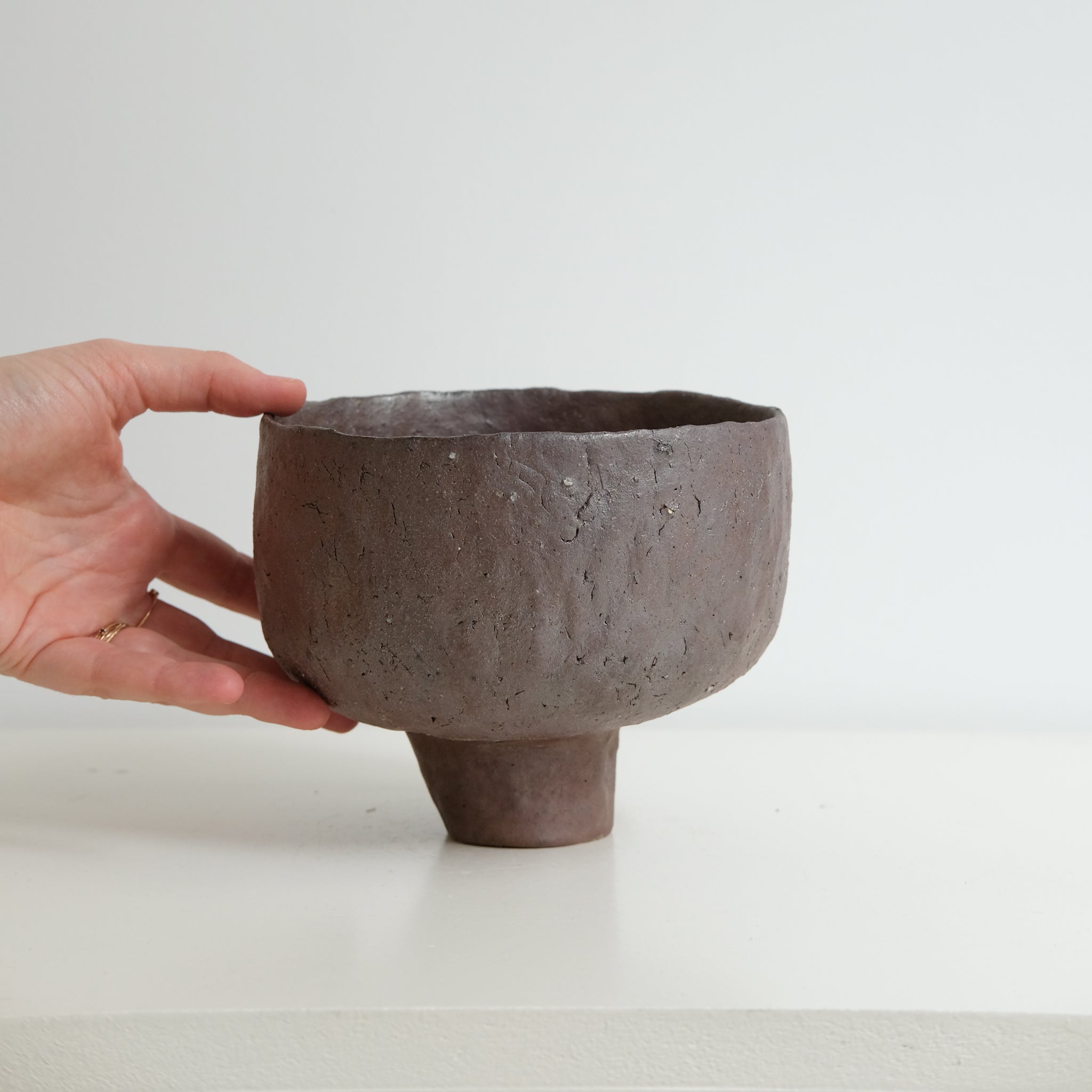 Coupe en terre glanée cuisson bois 02- H13cm  - brique de Judith Lasry chez Brutal Ceramics