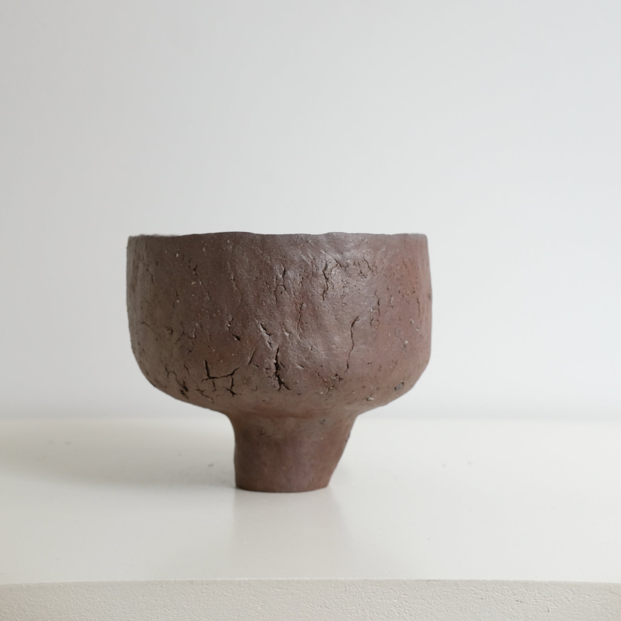 Coupe en terre glanée cuisson bois 02- H13cm  - brique de Judith Lasry chez Brutal Ceramics