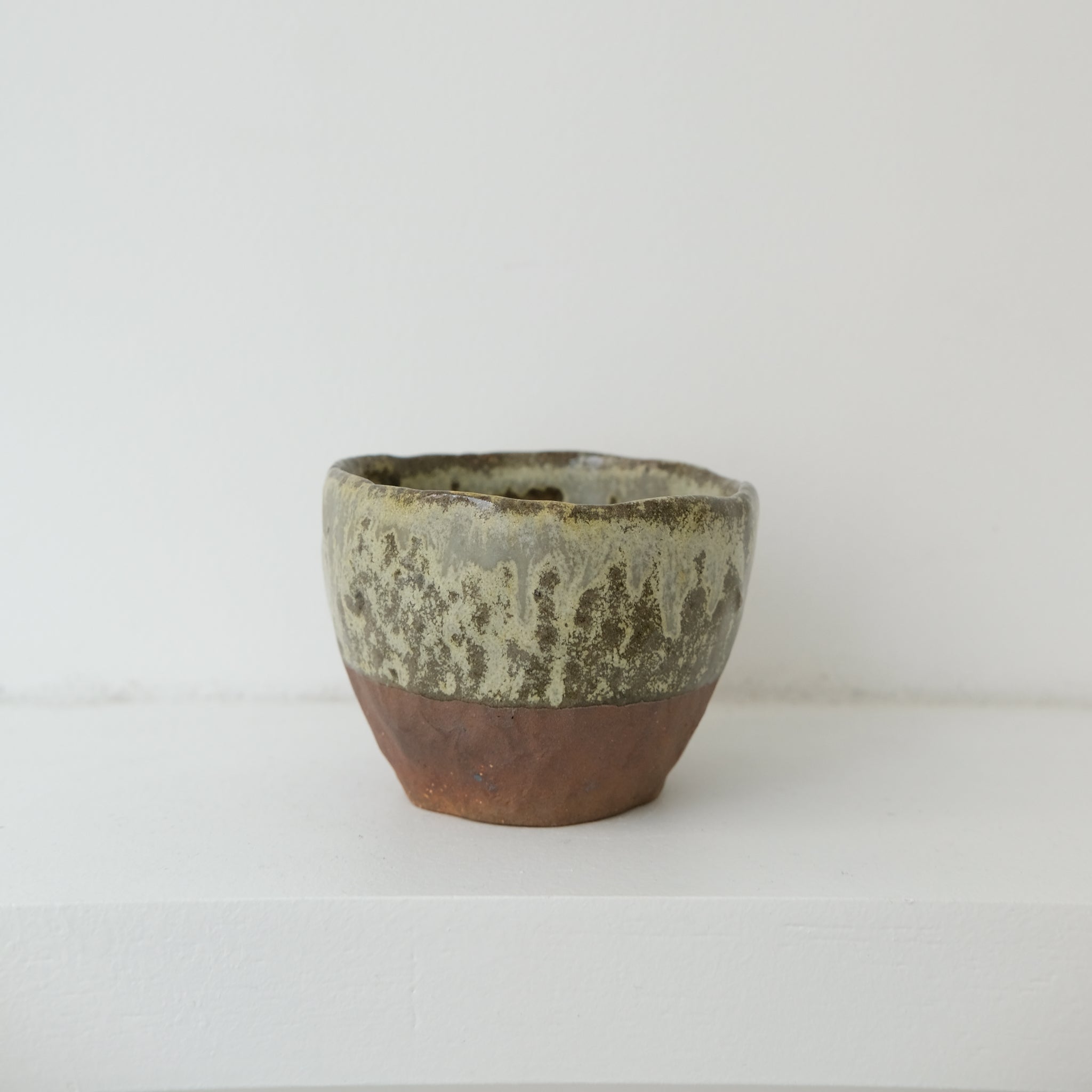 Tasse en terre glanée cuisson bois 100ml  - Vert de Judith Lasry chez Brutal Ceramics