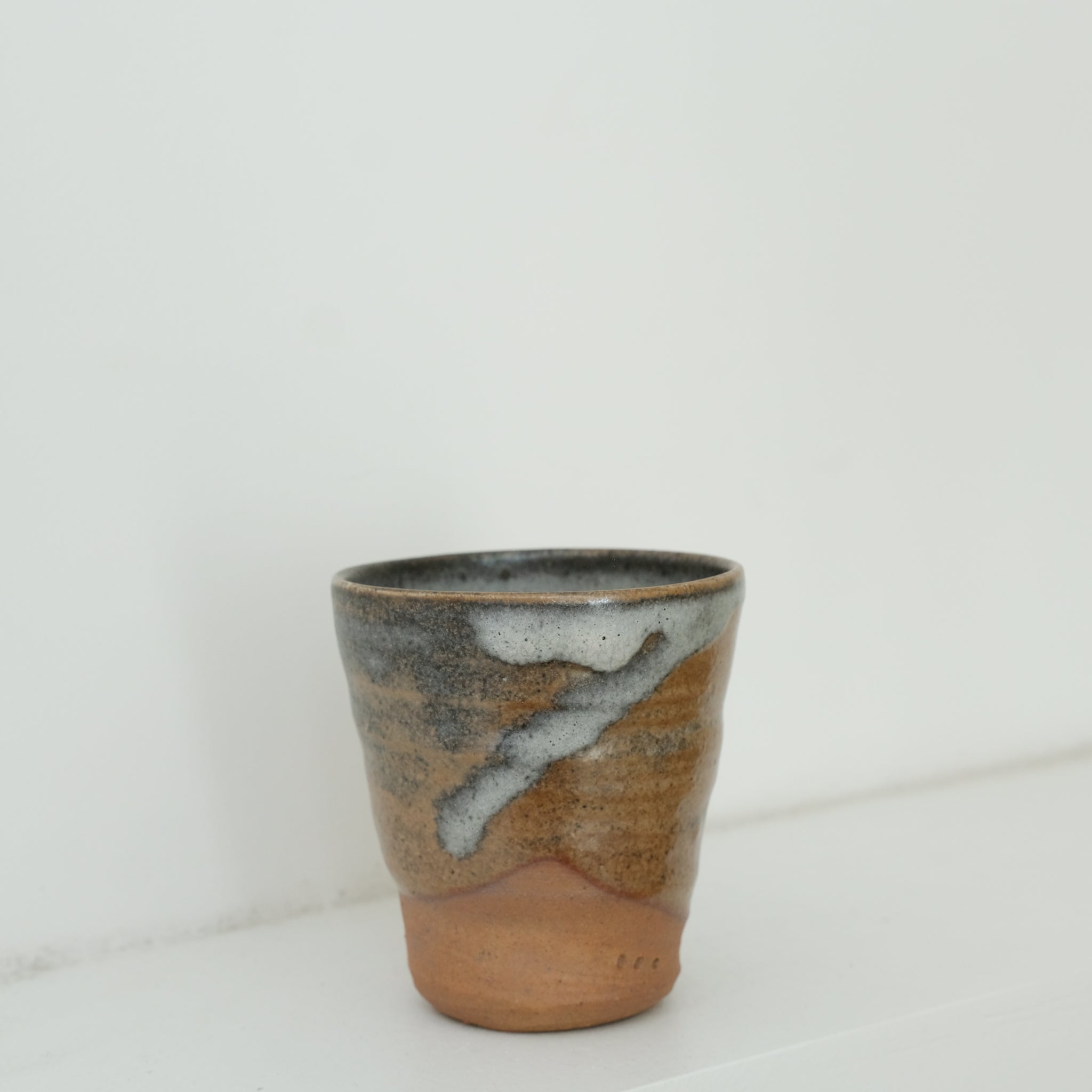 Tasse en grès cuisson bois 110ml (14) - brun et bleu craquelé de Maud Thiefaine chez Brutal Ceramics