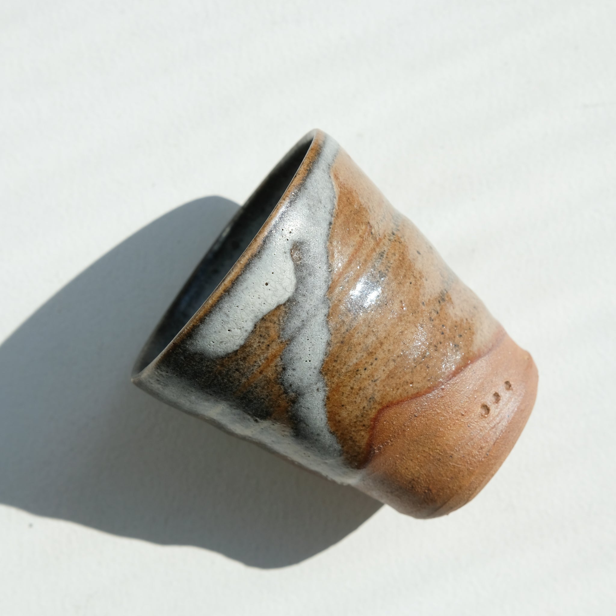 Tasse en grès cuisson bois 110ml (14) - brun et bleu craquelé de Maud Thiefaine chez Brutal Ceramics