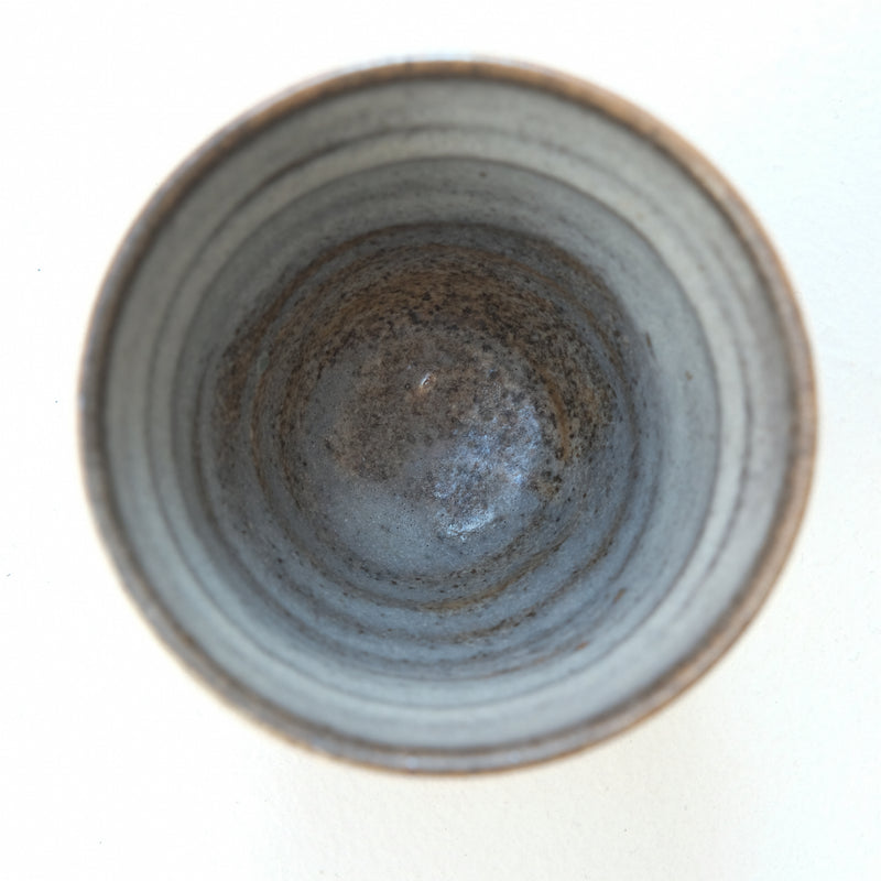 Tasse en grès cuisson bois 110ml (14) - brun et bleu craquelé de Maud Thiefaine chez Brutal Ceramics