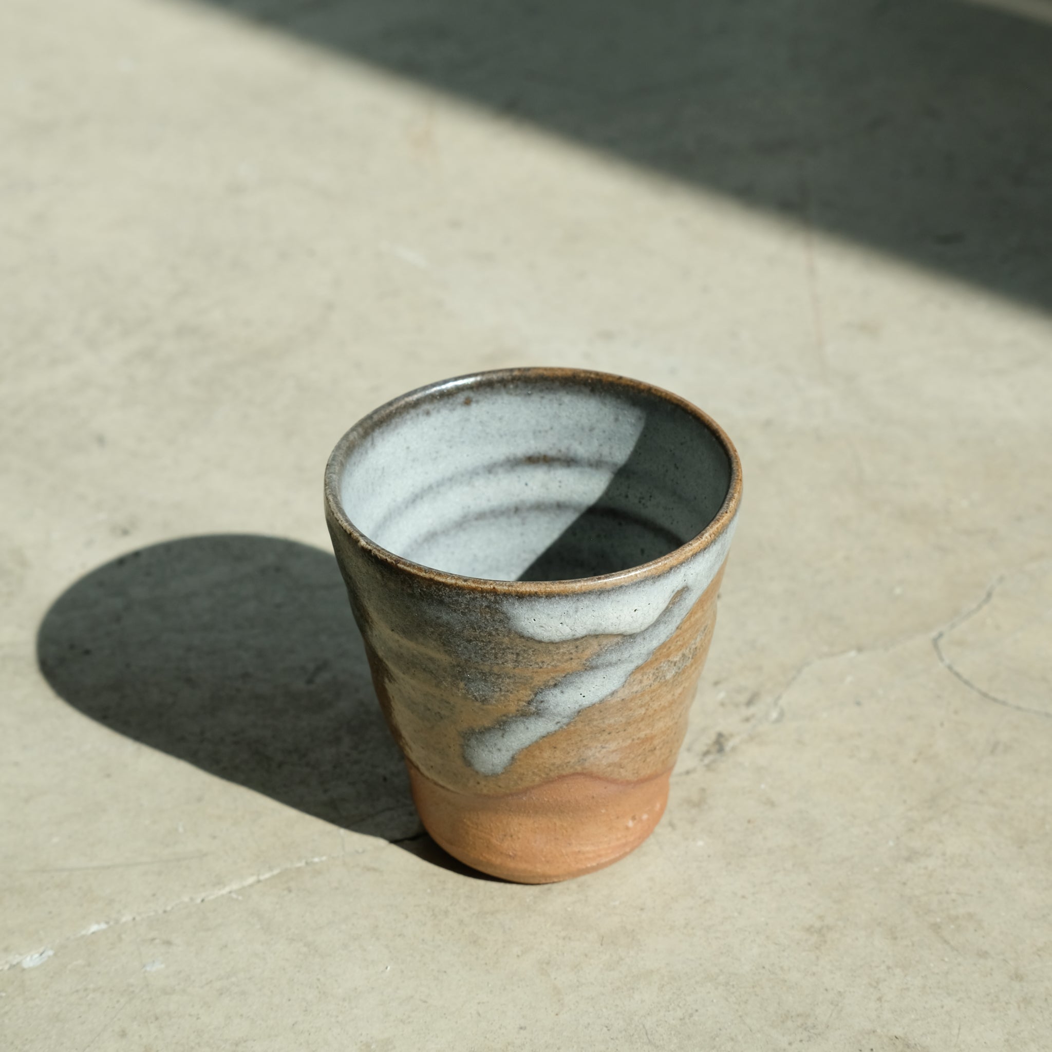 Tasse en grès cuisson bois 110ml (14) - brun et bleu craquelé de Maud Thiefaine chez Brutal Ceramics