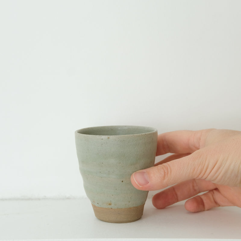 Tasse en grès cuisson bois 110ml (15) - vert d'eau craquelé de Maud Thiefaine chez Brutal Ceramics