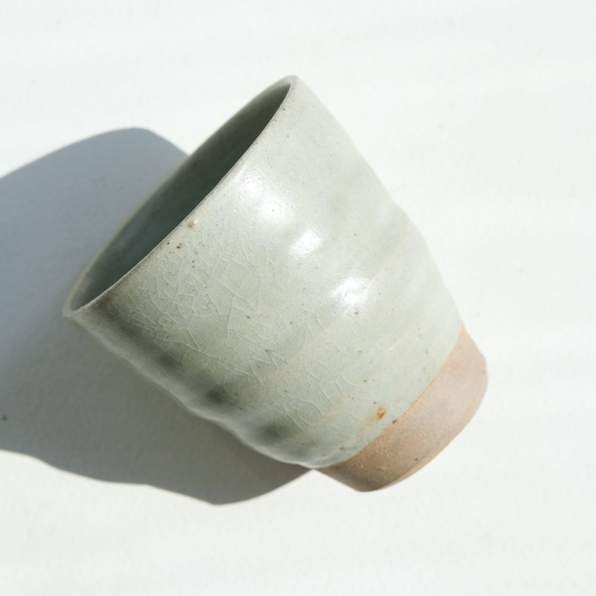 Tasse en grès cuisson bois 110ml (15) - vert d'eau craquelé de Maud Thiefaine chez Brutal Ceramics