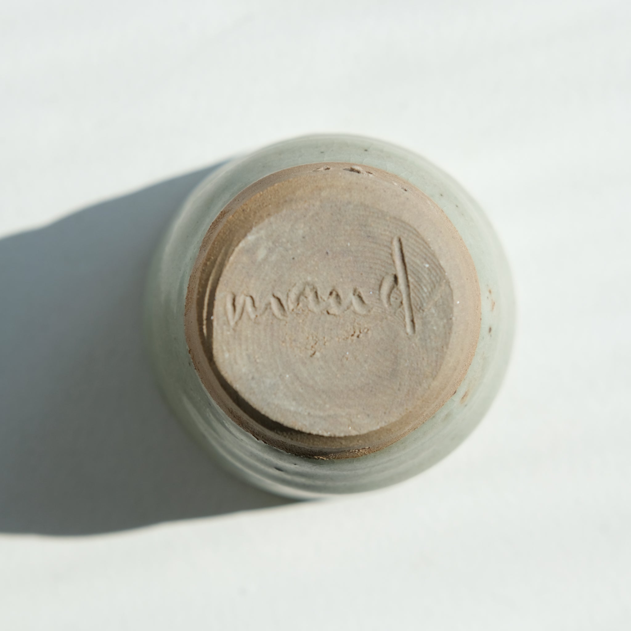 Tasse en grès cuisson bois 110ml (15) - vert d'eau craquelé de Maud Thiefaine chez Brutal Ceramics