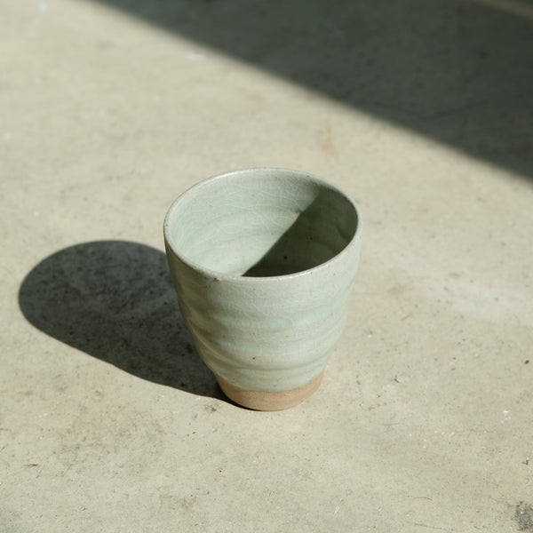 Tasse en grès cuisson bois 110ml (15) - vert d'eau craquelé de Maud Thiefaine chez Brutal Ceramics