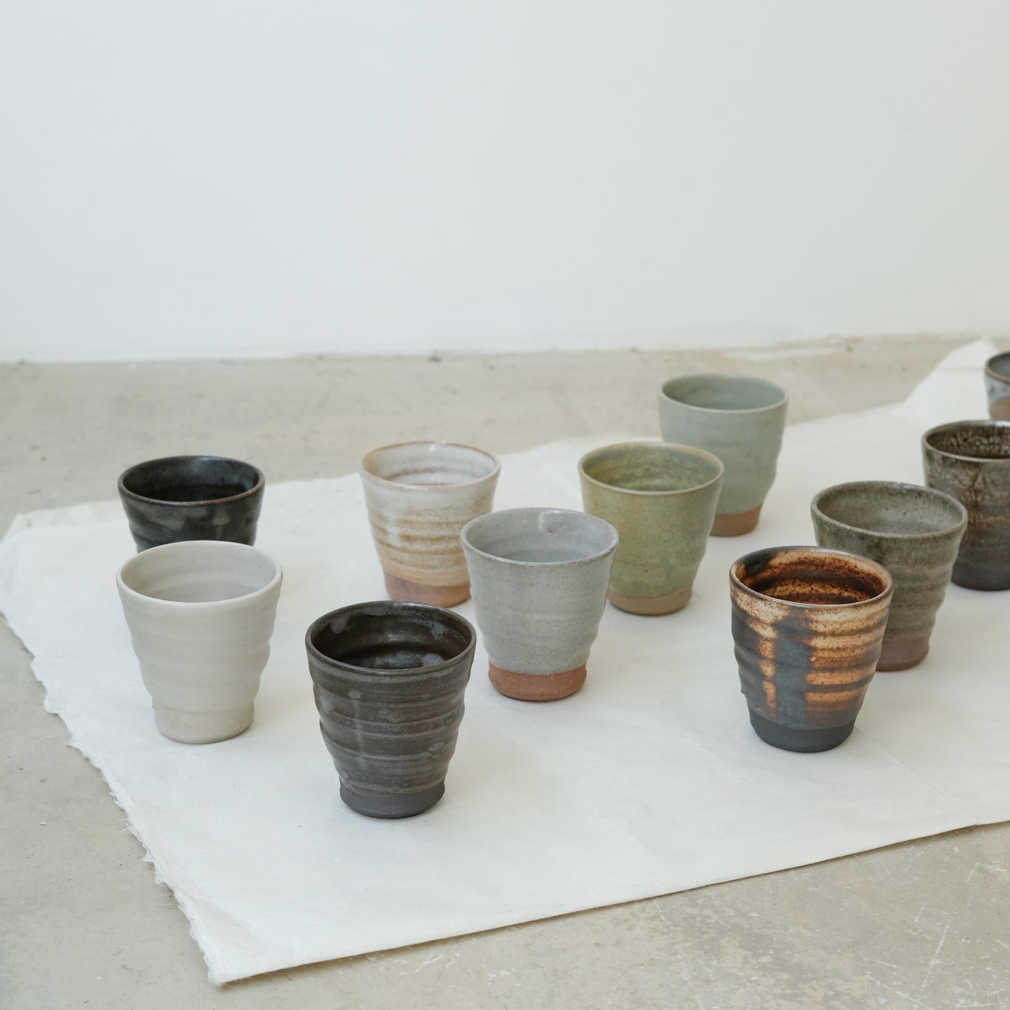 Tasse en grès cuisson bois 110ml - Vert clair de Maud Thiefaine chez Brutal Ceramics