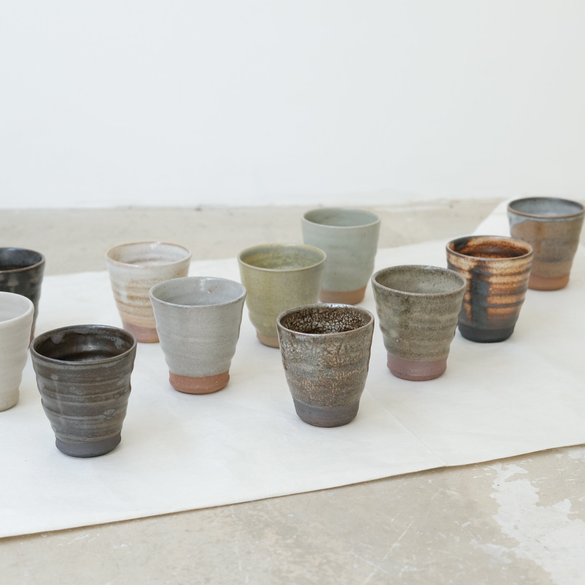 Tasse en grès cuisson bois 110ml (9) - blanc gris de Maud Thiefaine chez Brutal Ceramics