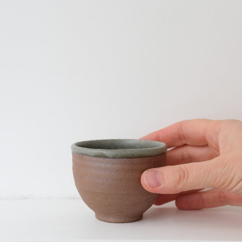 Bolinet-Tasse en grès cuisson bois 90ml (1) - bleu-gris mat de Maud Thiefaine chez Brutal Ceramics