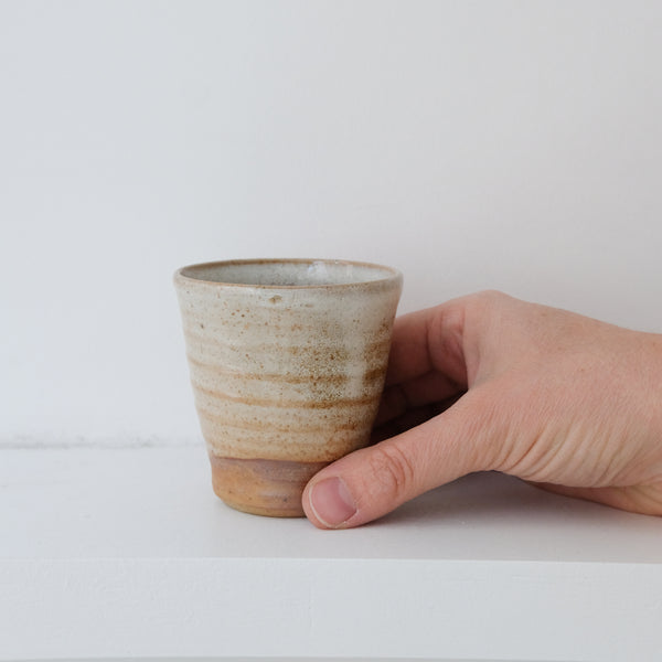 Tasse en grès cuisson bois 110ml (2) - orange et blanc de Maud Thiefaine chez Brutal Ceramics