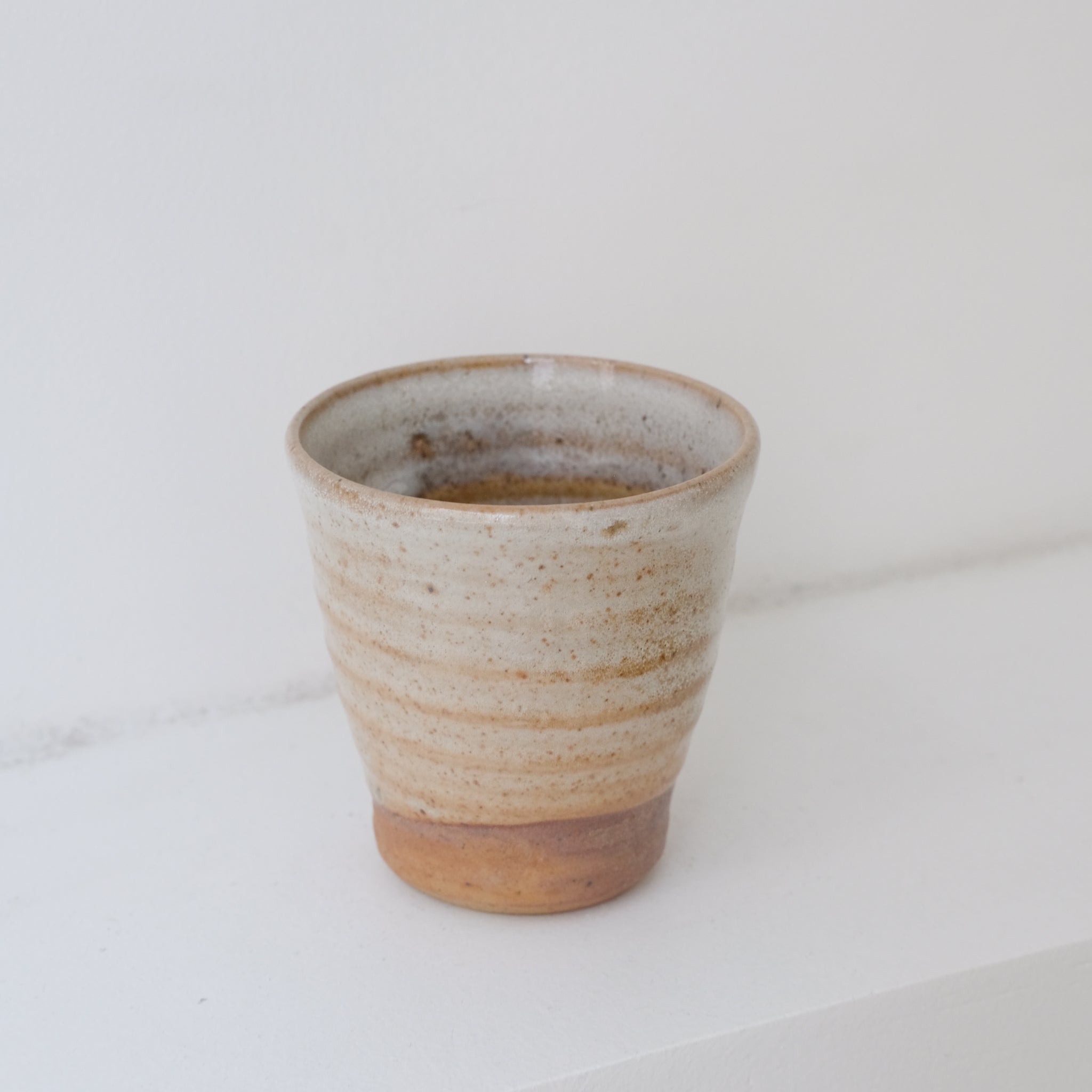 Tasse en grès cuisson bois 110ml (2) - orange et blanc de Maud Thiefaine chez Brutal Ceramics