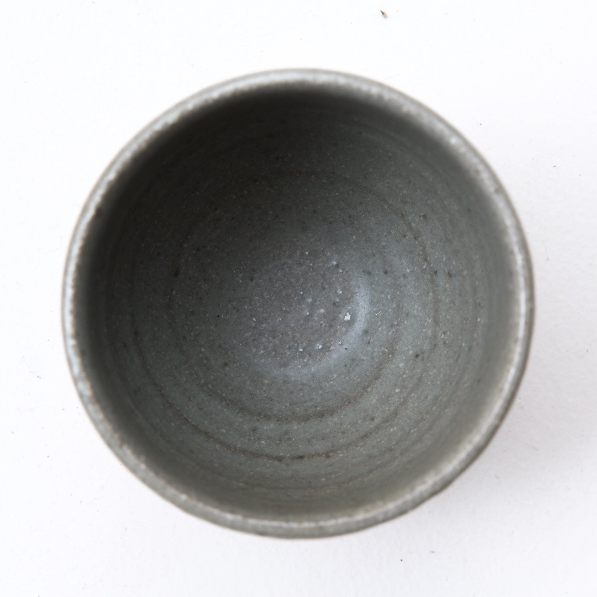 Bolinet-Tasse en grès cuisson bois 90ml (1) - bleu-gris mat de Maud Thiefaine chez Brutal Ceramics