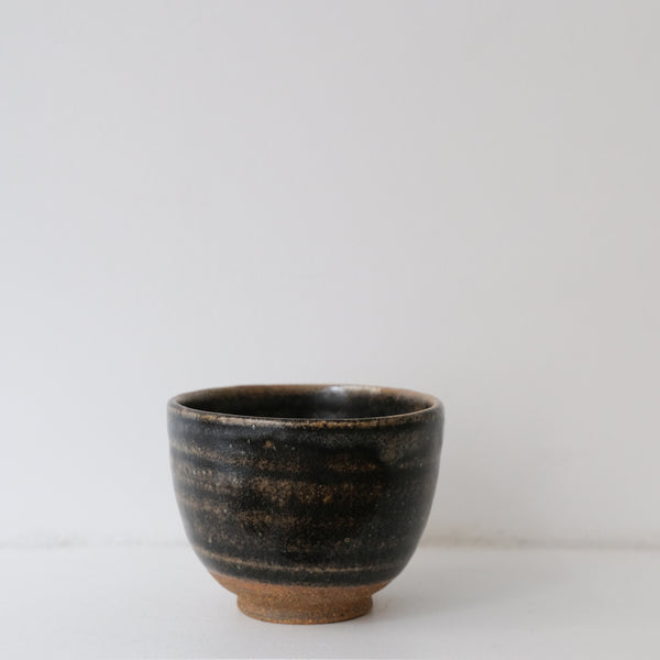 Bolinet-Tasse en grès cuisson bois 90ml (3) - brun noir de Maud Thiefaine chez Brutal Ceramics