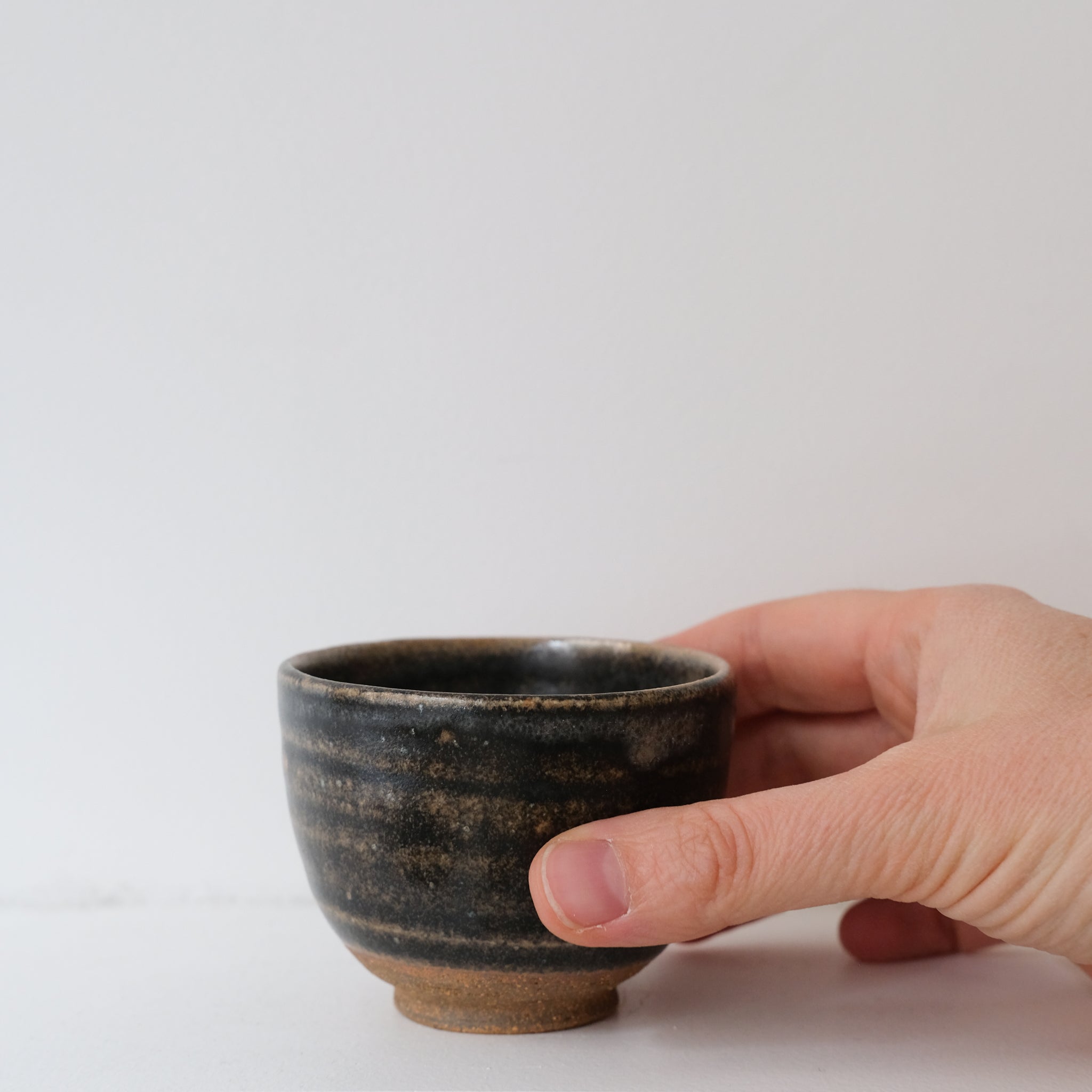 Bolinet-Tasse en grès cuisson bois 90ml (3) - brun noir de Maud Thiefaine chez Brutal Ceramics