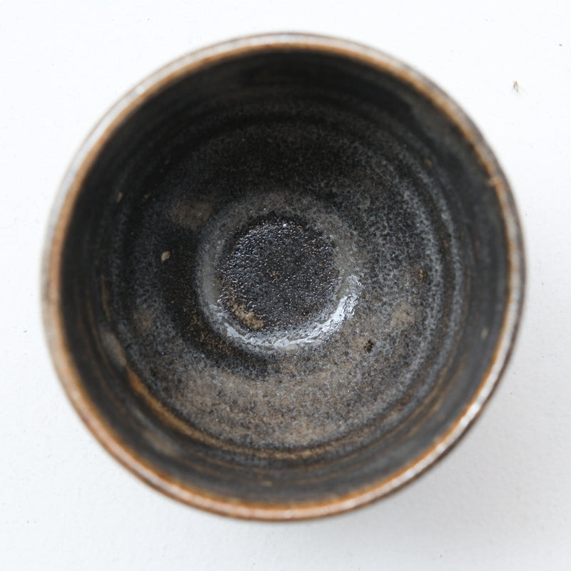 Bolinet-Tasse en grès cuisson bois 90ml (3) - brun noir de Maud Thiefaine chez Brutal Ceramics
